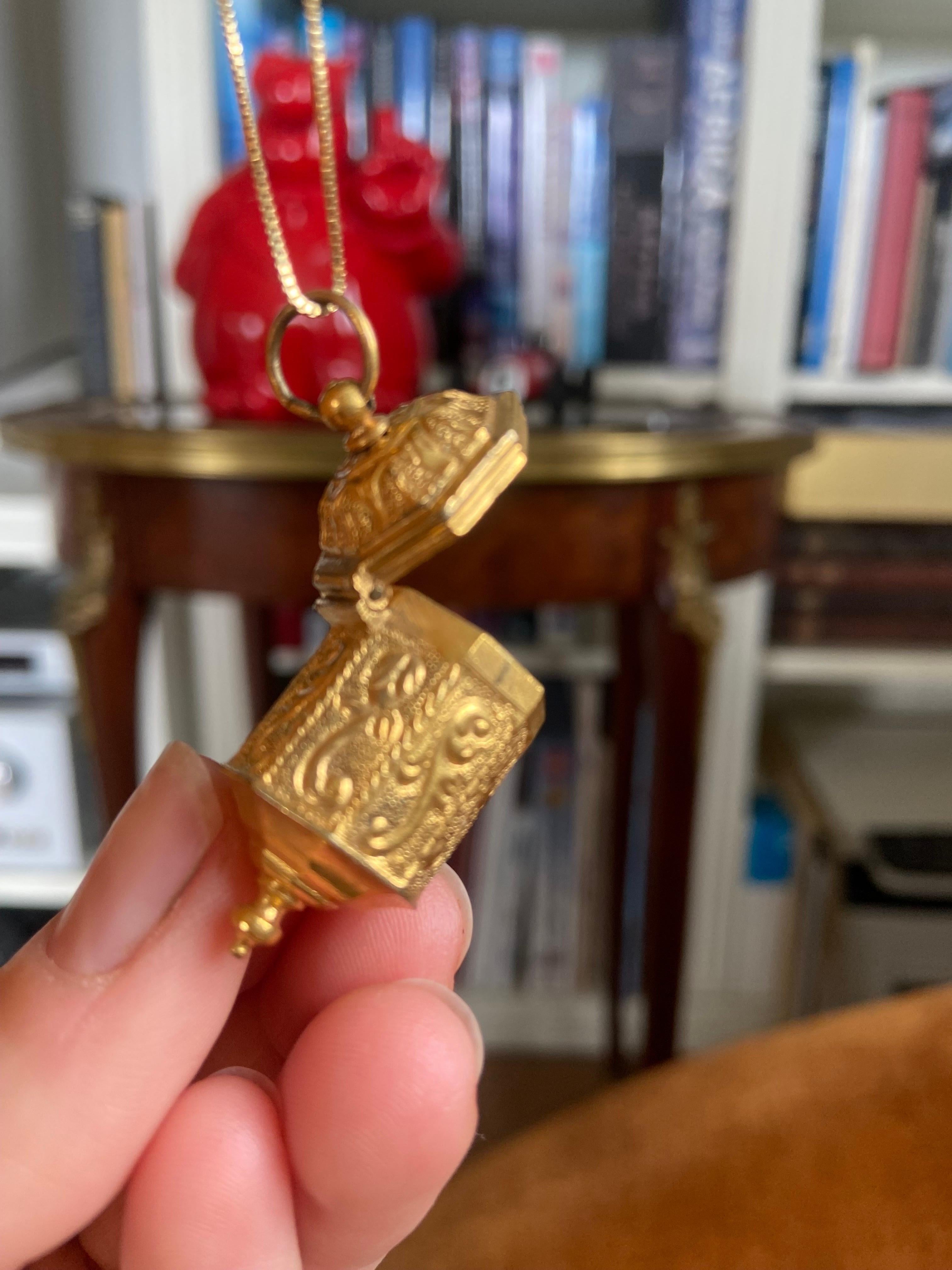 18th Century Antique Octagonal Pendant Locket in Gold with Exquisite Engravings For Sale 5