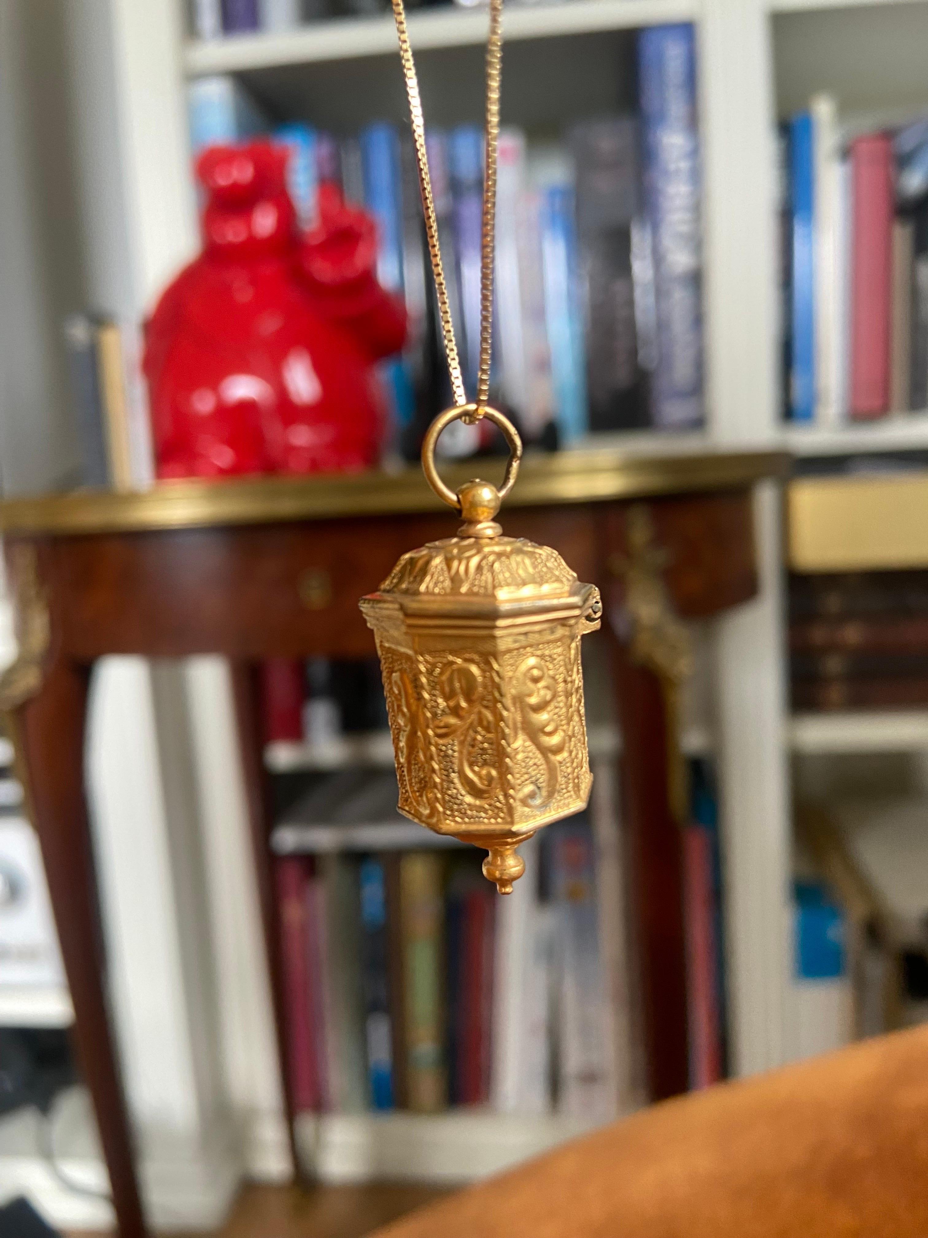 18th Century Antique Octagonal Pendant Locket in Gold with Exquisite Engravings For Sale 7