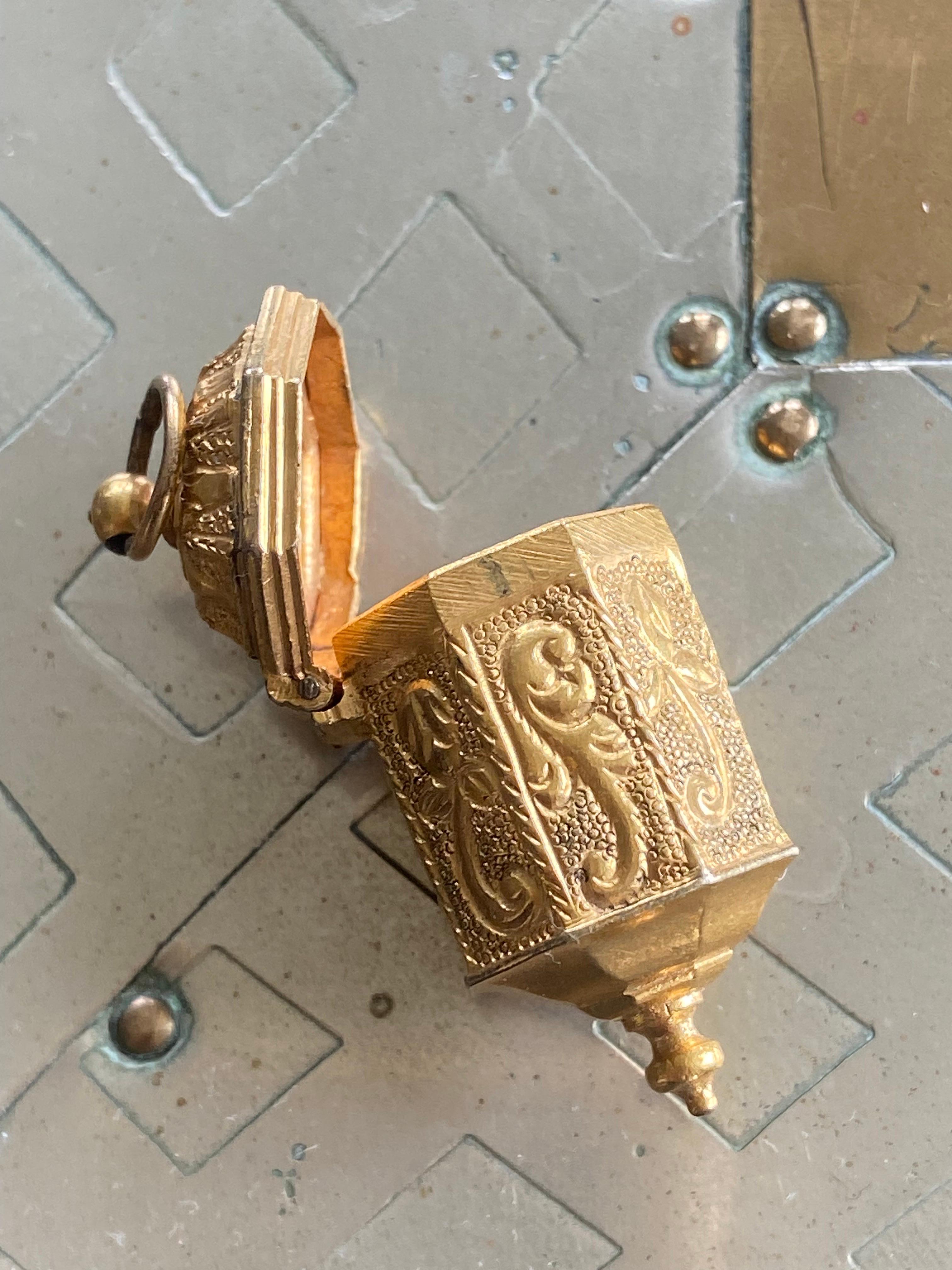 Kleines goldenes Kästchen aus dem 18. Jahrhundert in achteckiger Form, das mit feinen Details graviert ist und auf allen Seiten verschiedene Bilder zeigt! Ein wunderschönes Medaillon, in dem du deinen kleinen Schatz aufbewahren kannst! Ein sehr
