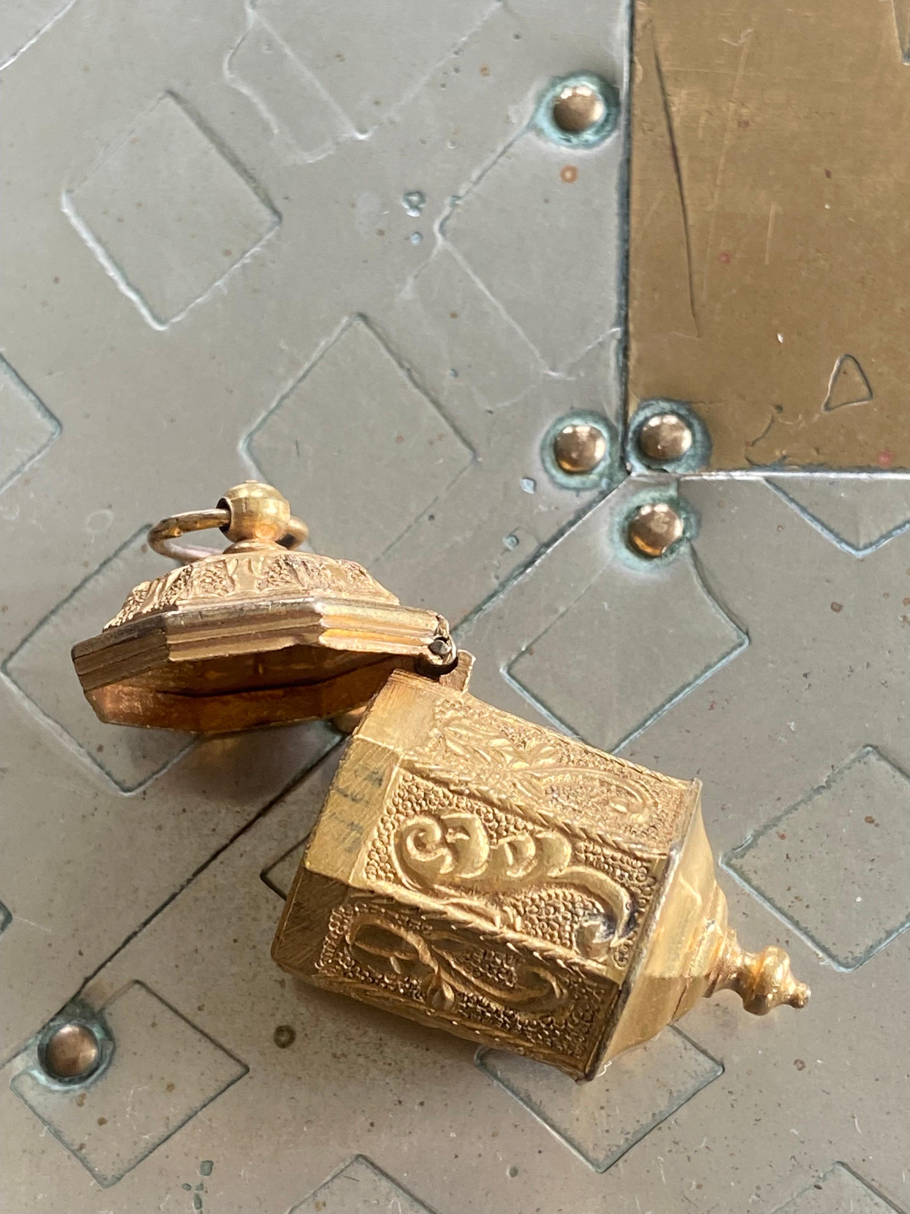 French 18th Century Antique Octagonal Pendant Locket in Gold with Exquisite Engravings For Sale
