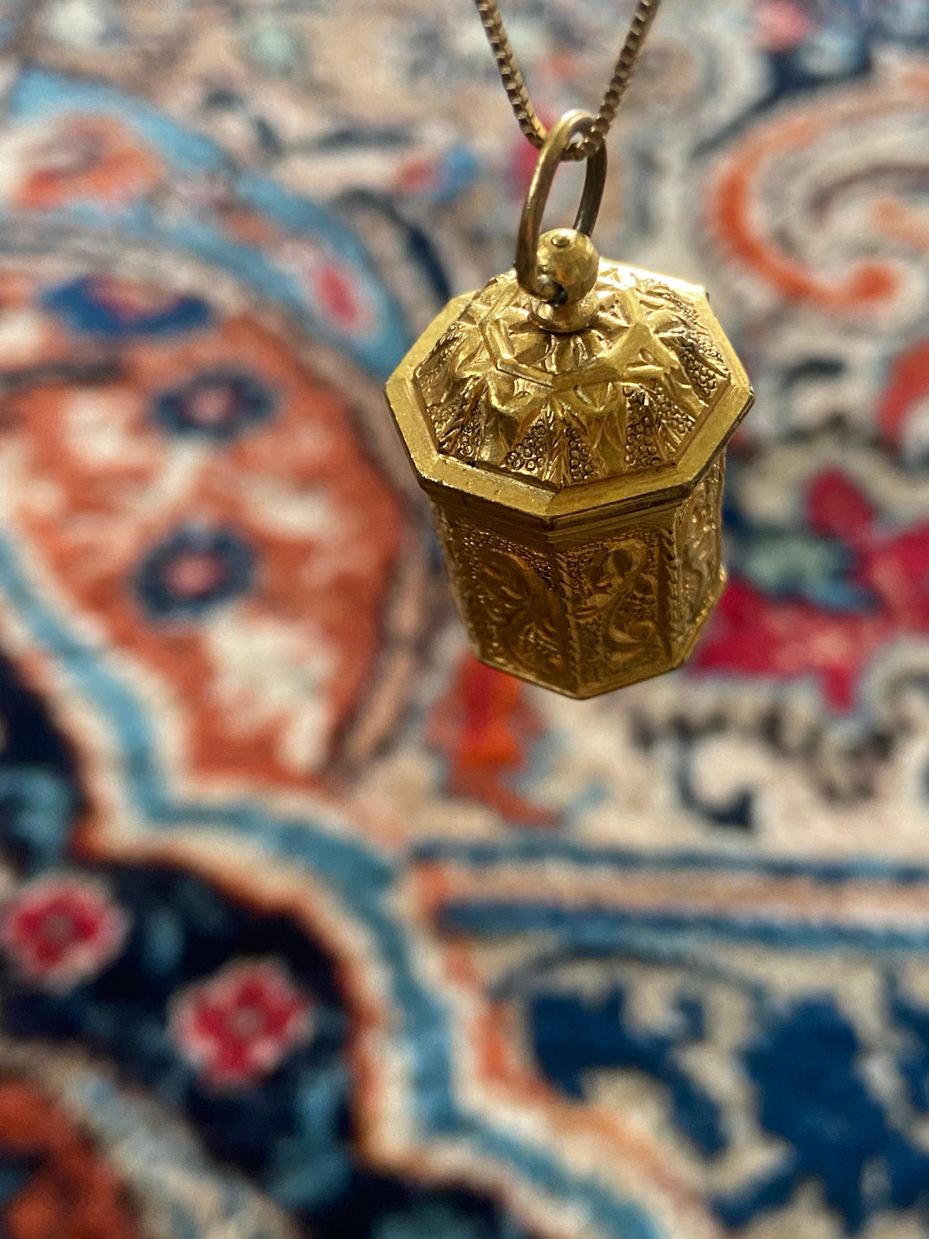 18th Century Antique Octagonal Pendant Locket in Gold with Exquisite Engravings In Good Condition For Sale In Sofia, BG