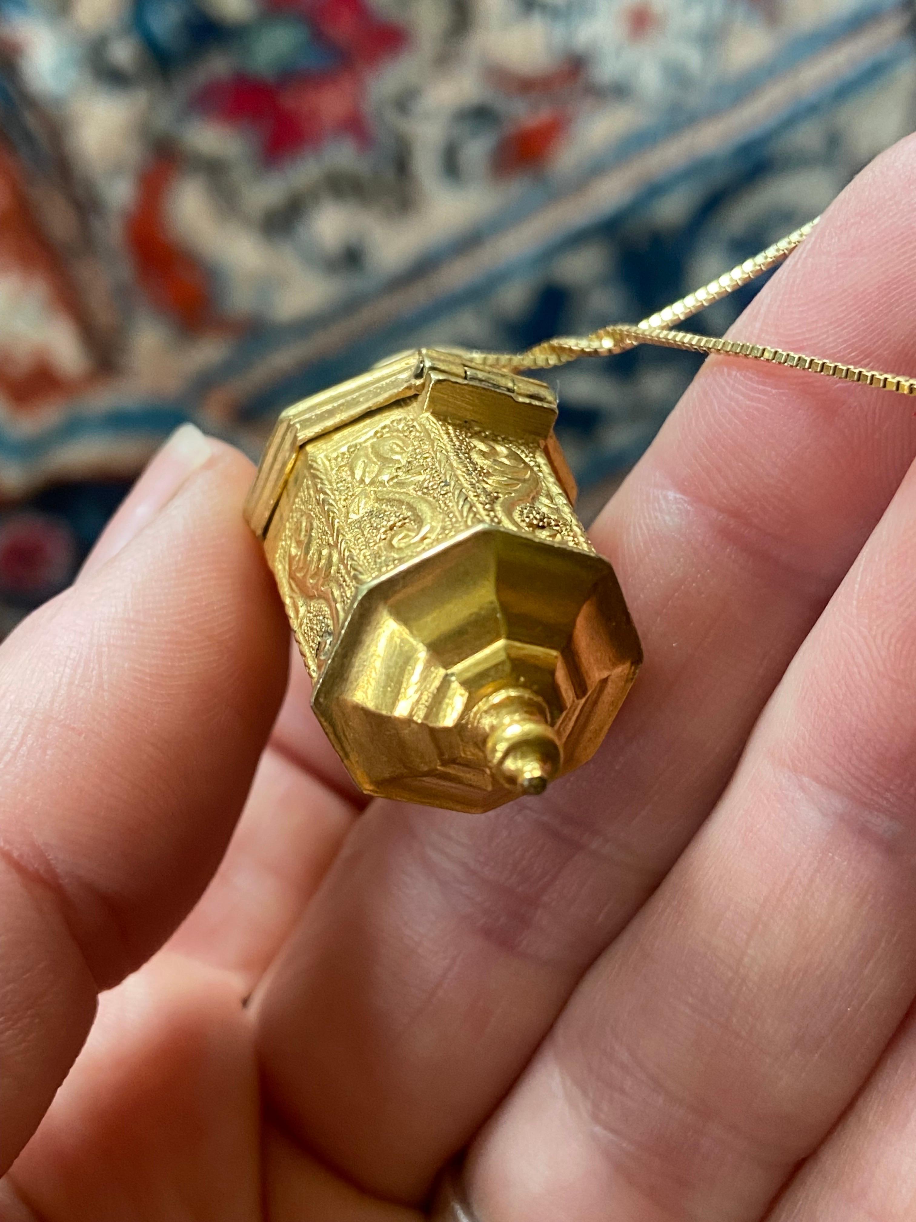 18th Century Antique Octagonal Pendant Locket in Gold with Exquisite Engravings For Sale 2