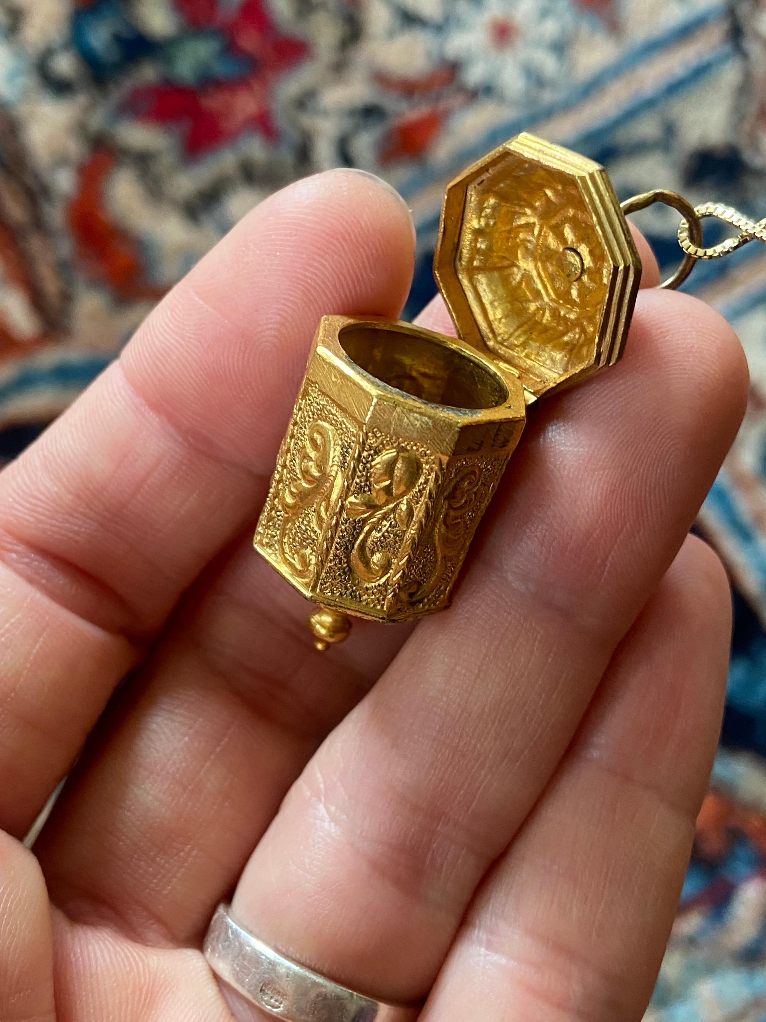 18th Century Antique Octagonal Pendant Locket in Gold with Exquisite Engravings For Sale 4