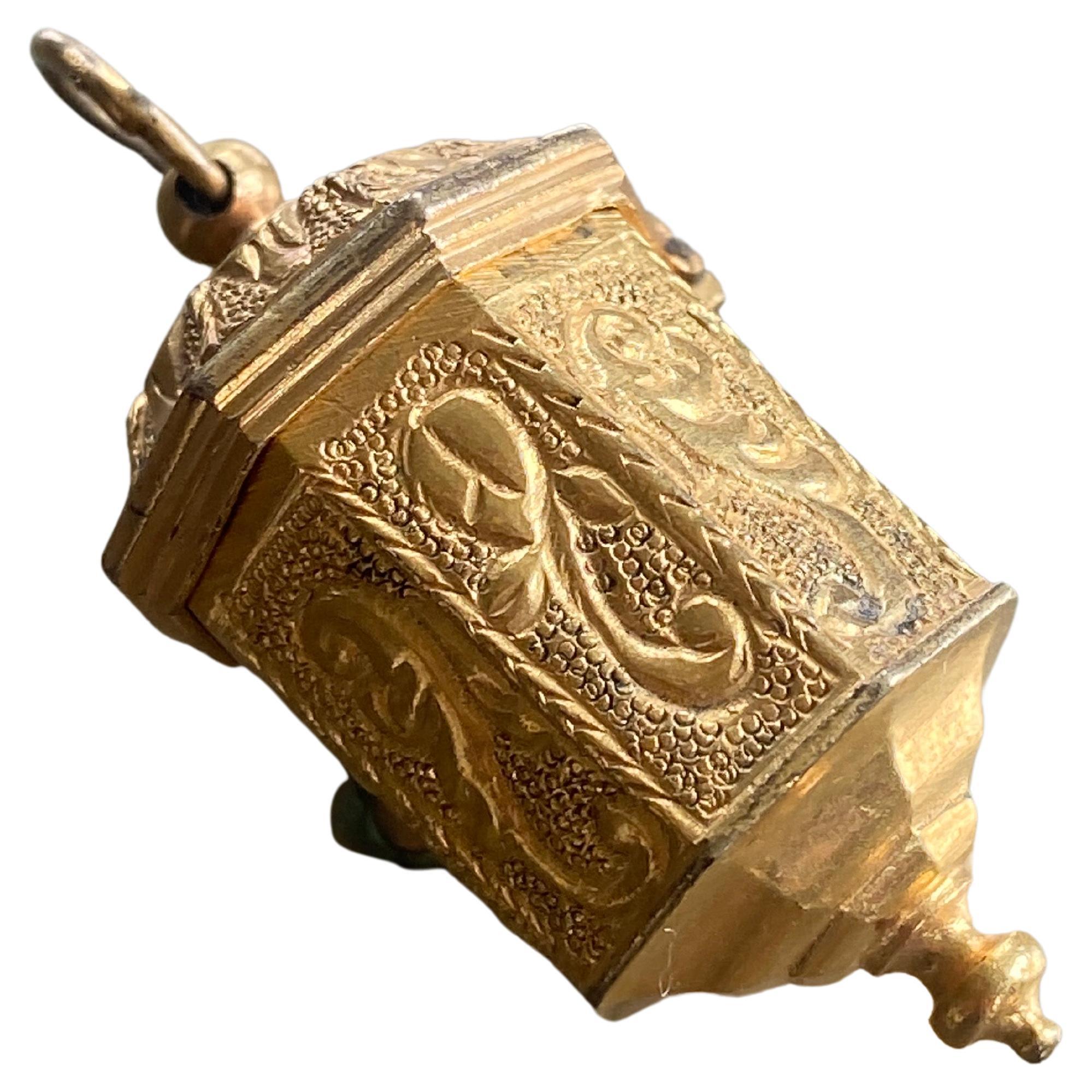 Antikes achteckiges Medaillon aus Gold mit exquisiten Gravuren aus dem 18. Jahrhundert im Angebot