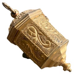 Médaillon pendentif octogonal ancien du 18ème siècle en or avec gravures exquises