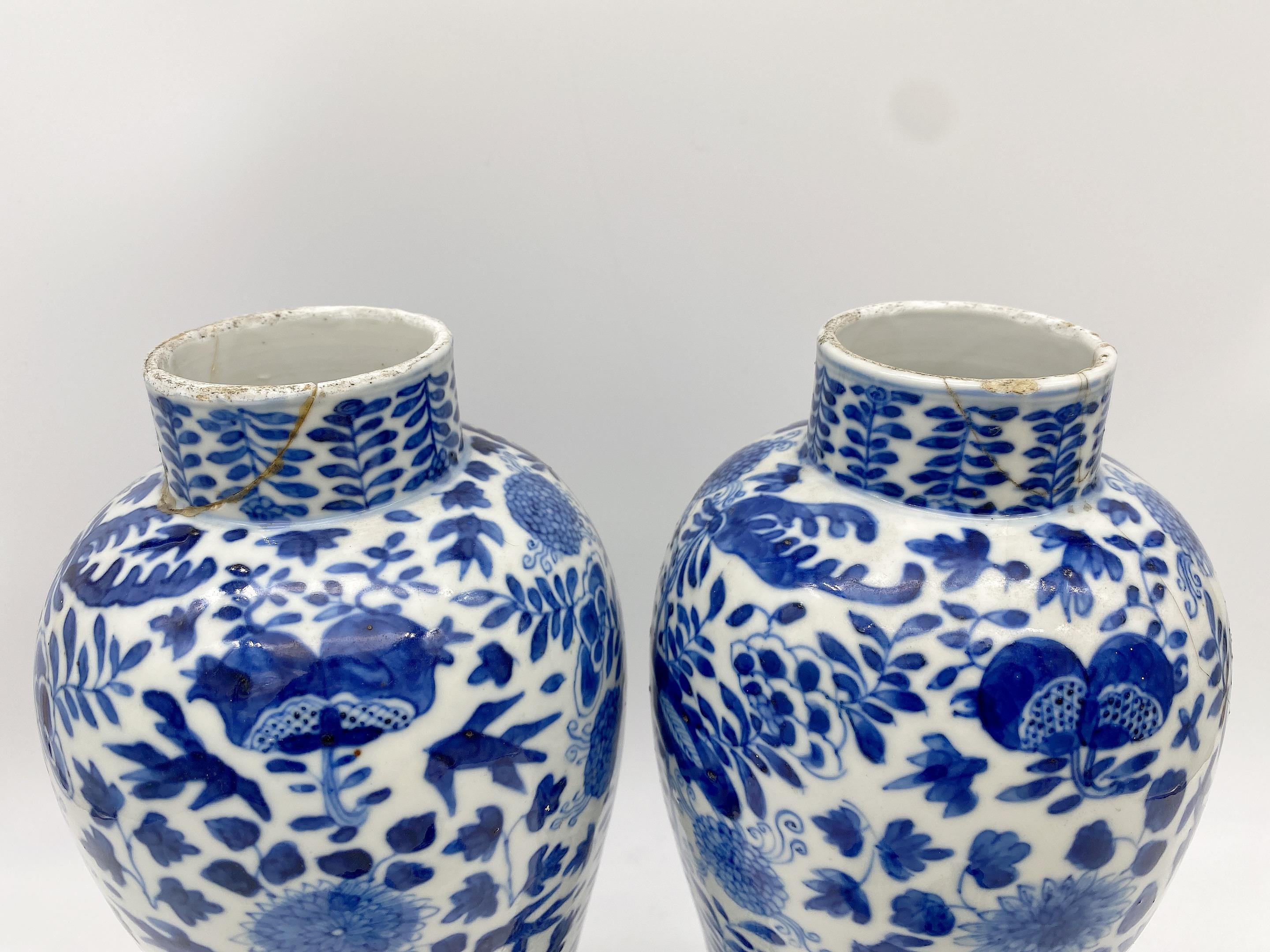 Paire de pots et couvercles anciens chinois en porcelaine bleue et blanche du 18ème siècle en vente 2