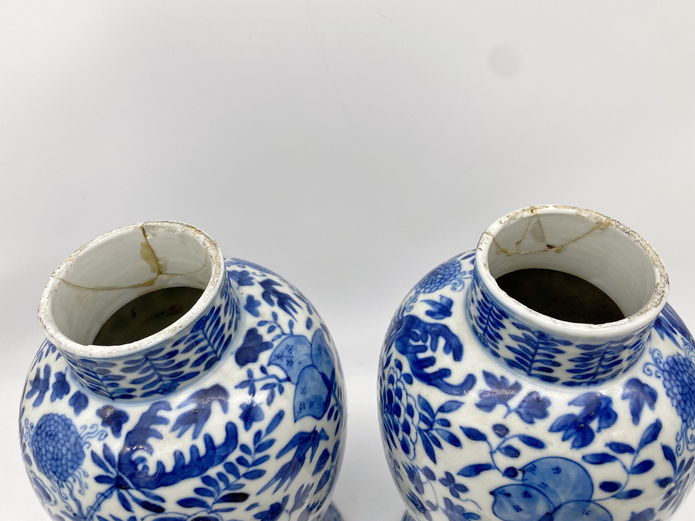 Paire de pots et couvercles anciens chinois en porcelaine bleue et blanche du 18ème siècle en vente 3