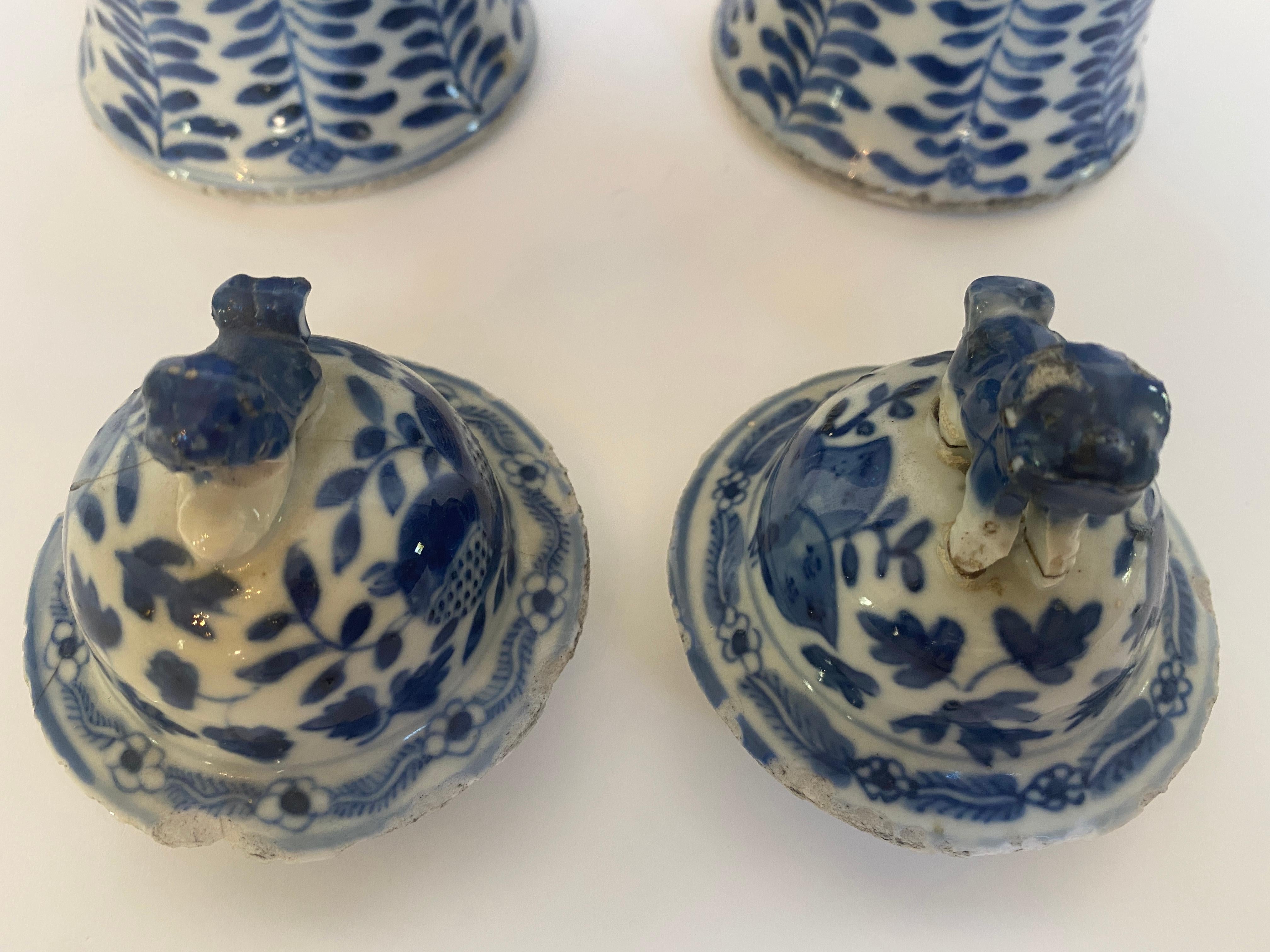 Paire de pots et couvercles anciens chinois en porcelaine bleue et blanche du 18ème siècle en vente 6