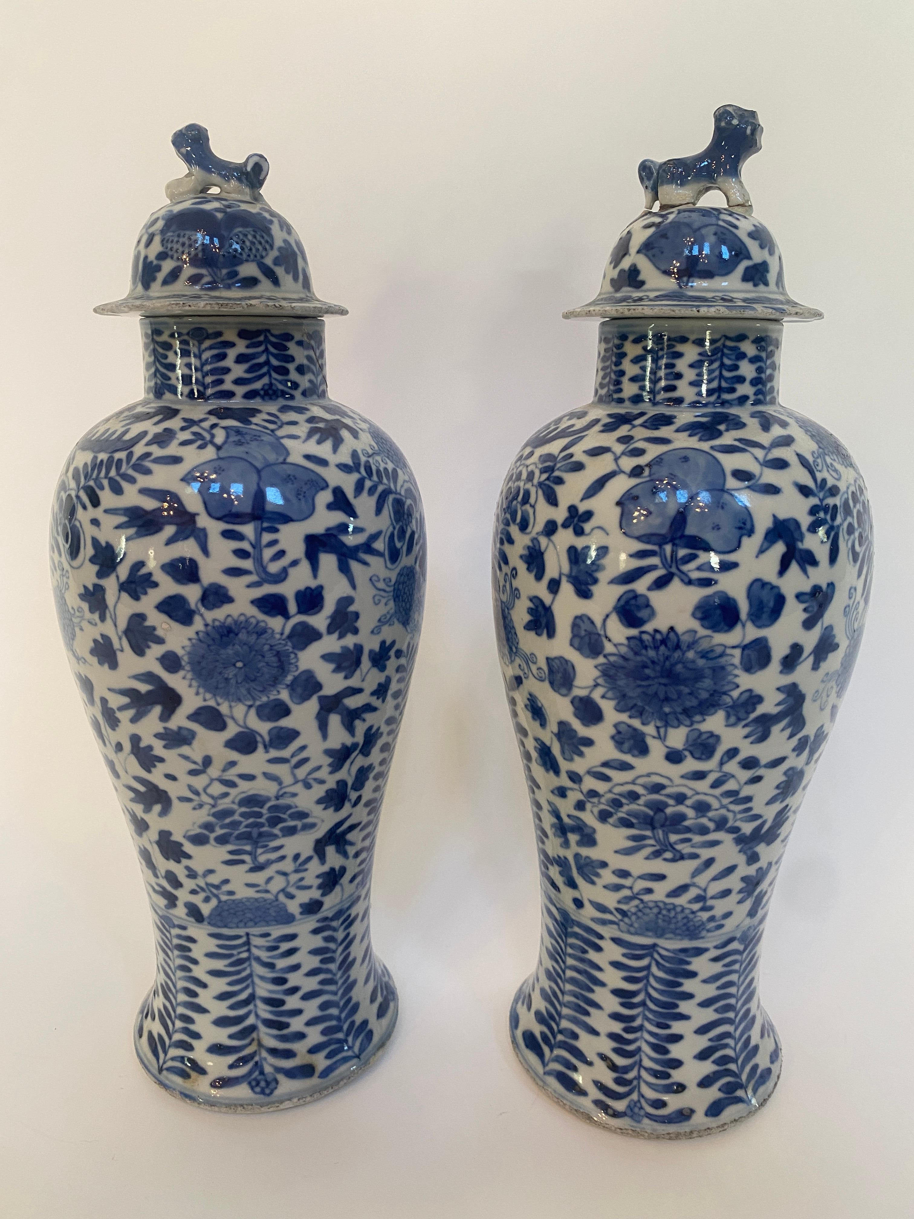 Paire de pots et couvercles anciens chinois en porcelaine bleue et blanche du 18ème siècle en vente 7