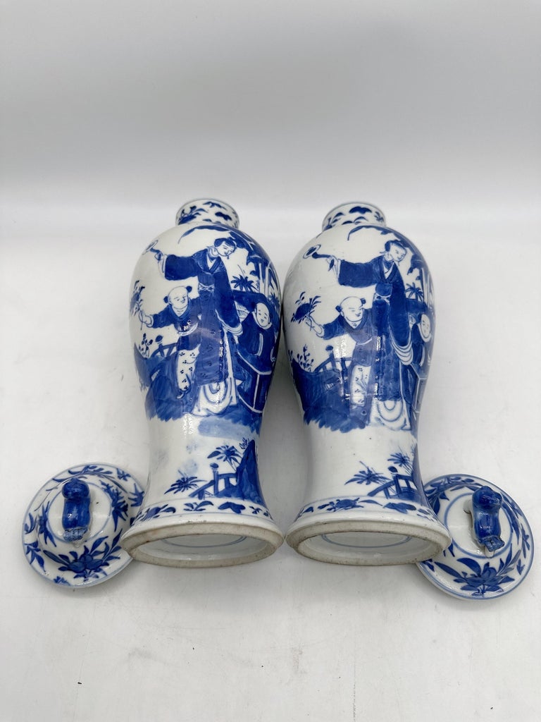 Chinoiserie 18th Century Antique Pair of Chinese Blue and White Porcelain Jars and Covers For Sale
