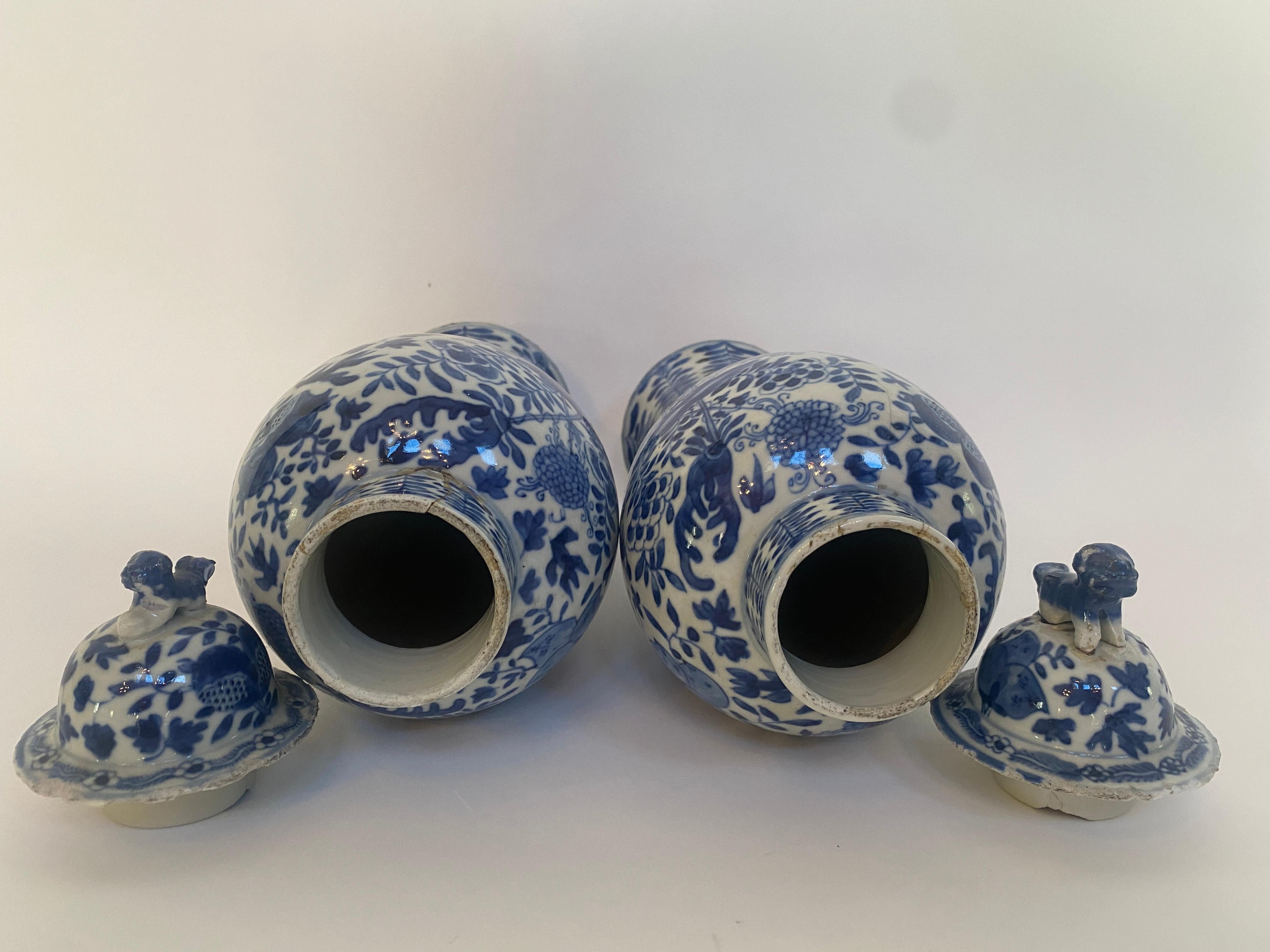 Paire de pots et couvercles anciens chinois en porcelaine bleue et blanche du 18ème siècle en vente 1