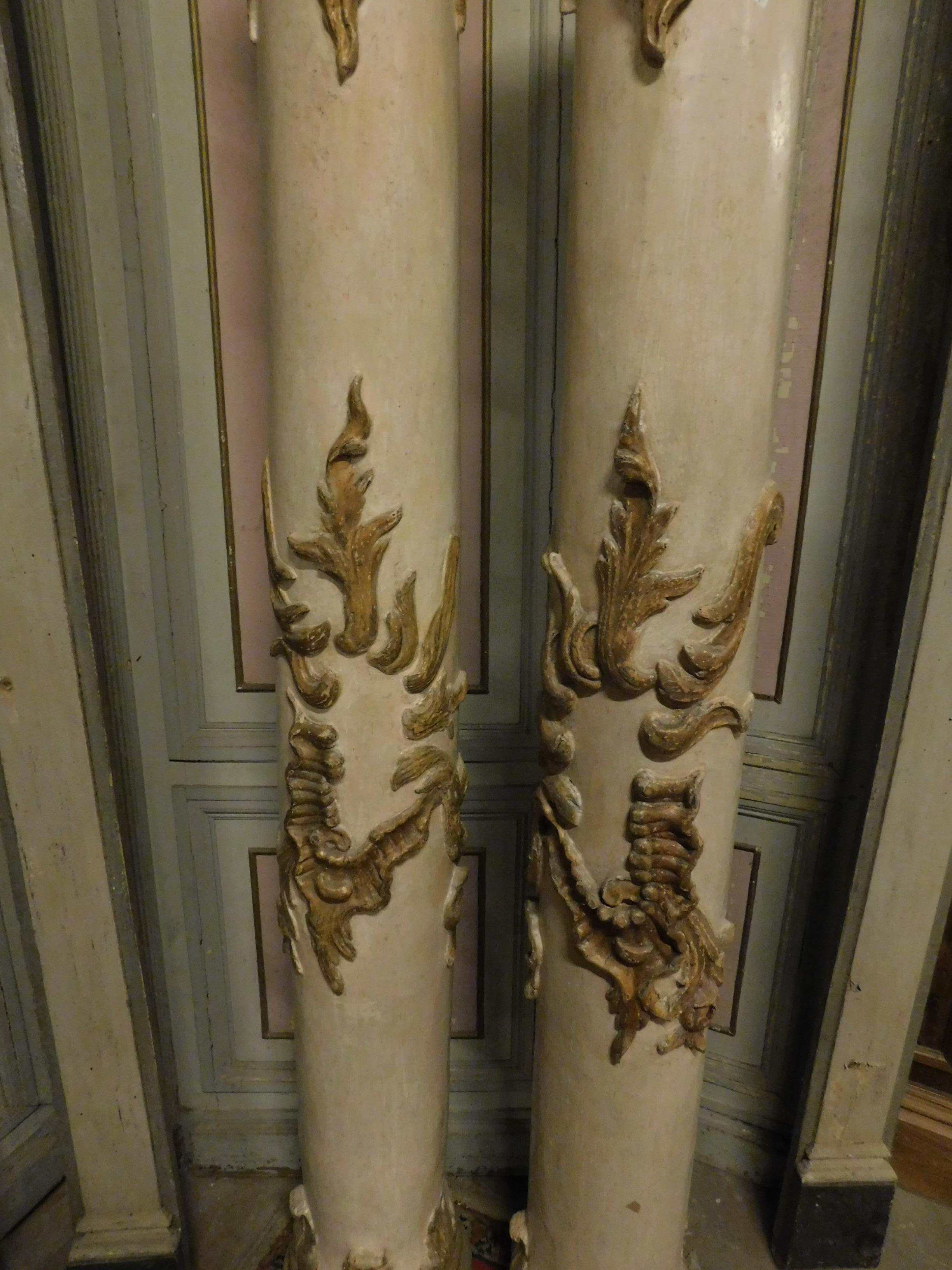 Paire de colonnes anciennes en bois laqué avec sculptures dorées, 18ème siècle
Origine Naples, H cm 183 x 26cm de diamètre.