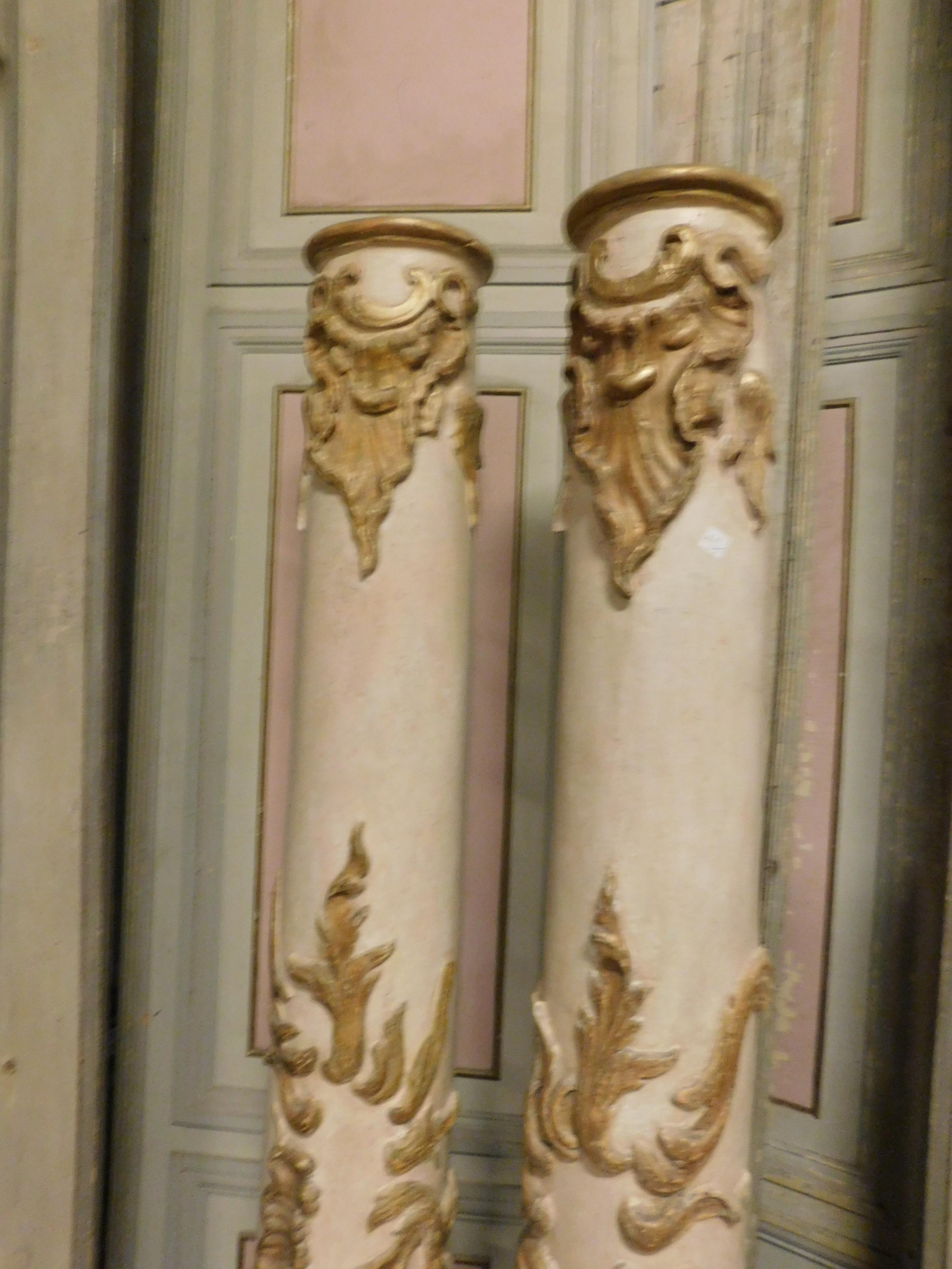 Italian 18th Century Antique Pair of Wooden Columns Lacquered with Gilded Sculptures For Sale
