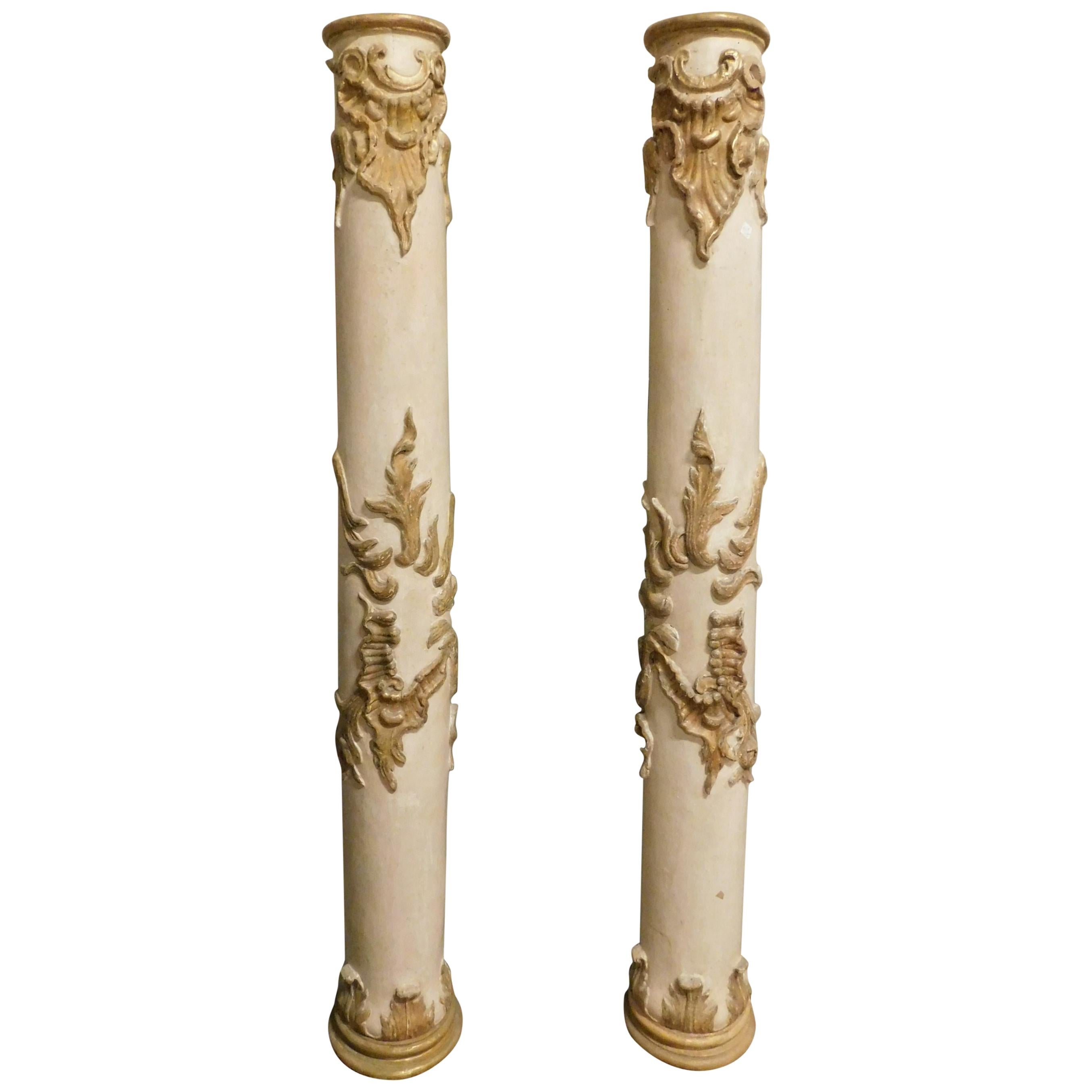 Antikes Paar hölzerner Säulen aus dem 18. Jahrhundert, lackiert mit vergoldeten Skulpturen