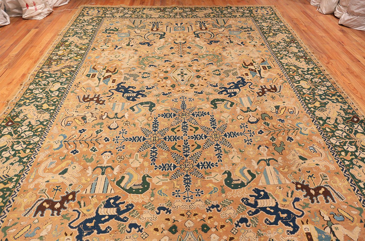 Tapis Nazmiyal portugais ancien du 18ème siècle à l'aiguille. 10 pieds x 18 pieds 3 po. 3