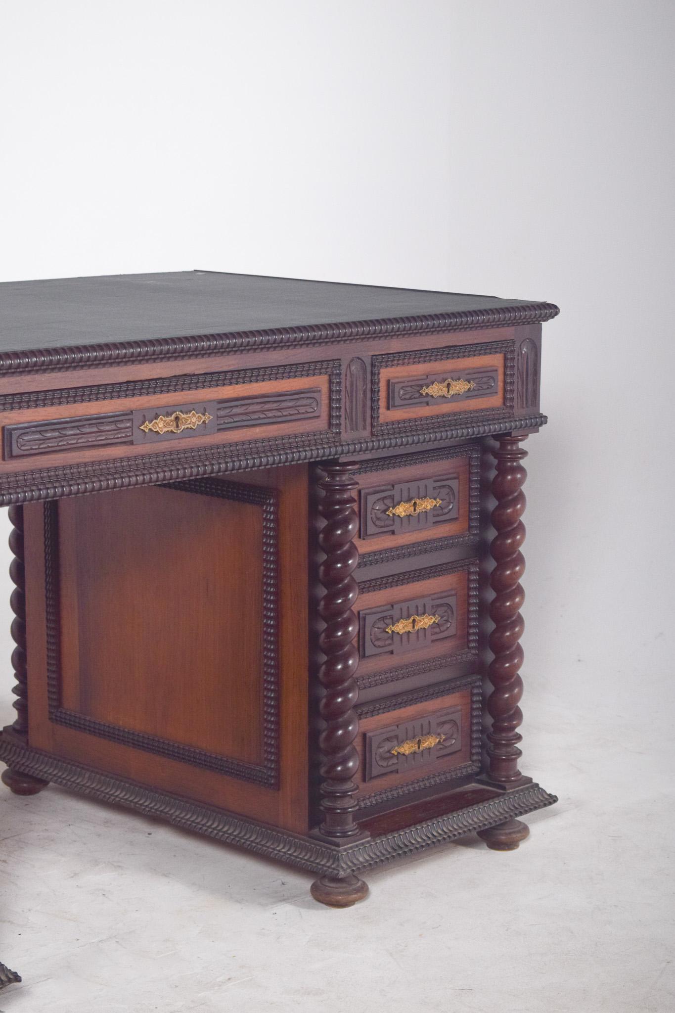 18th Century Antique Portuguese Twisted and Shaken Desk In Good Condition For Sale In Lisboa, Lisboa