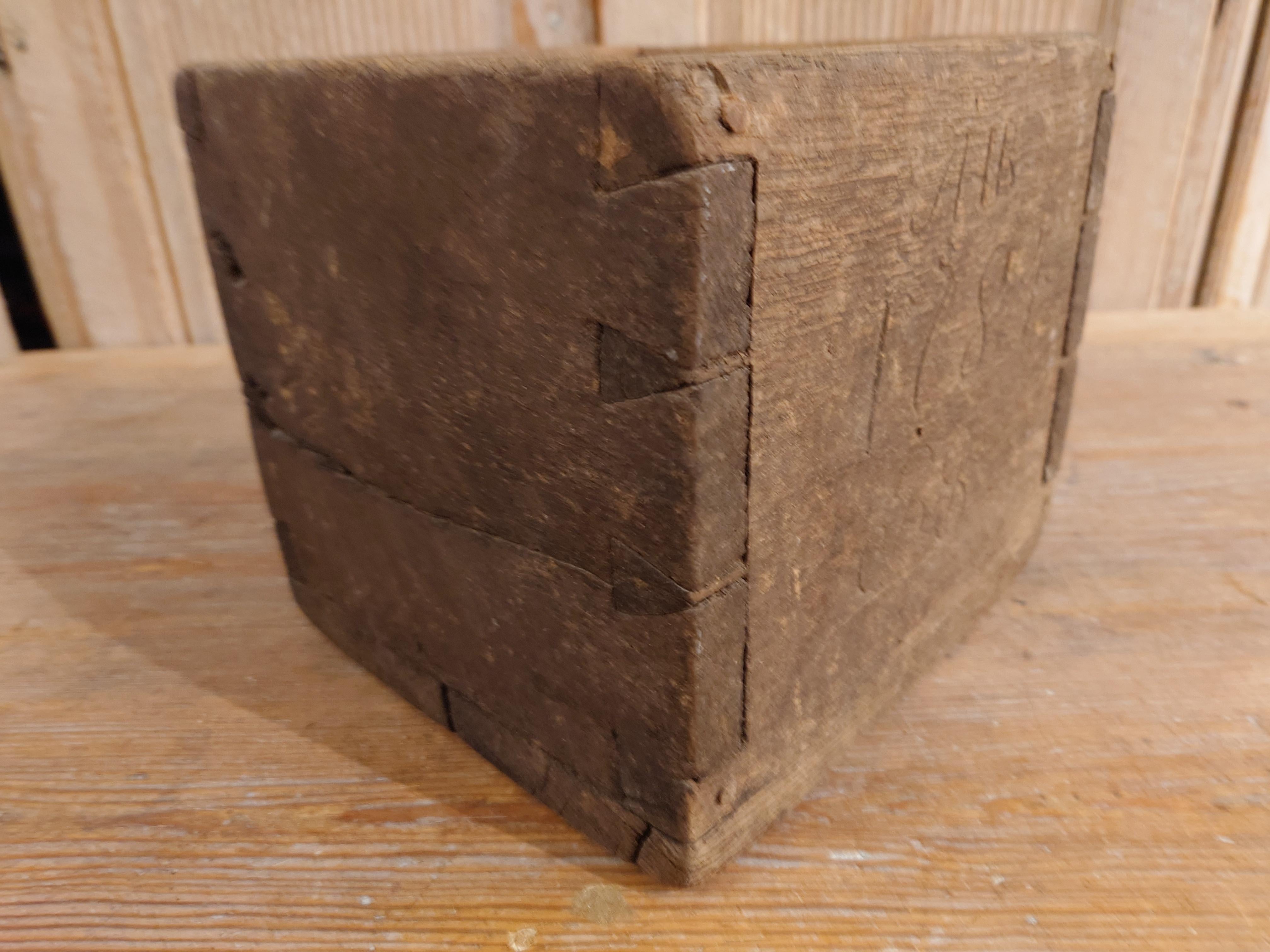Antico primitivo in legno del 18° secolo  scatola di misure datata 1784 in vendita 2