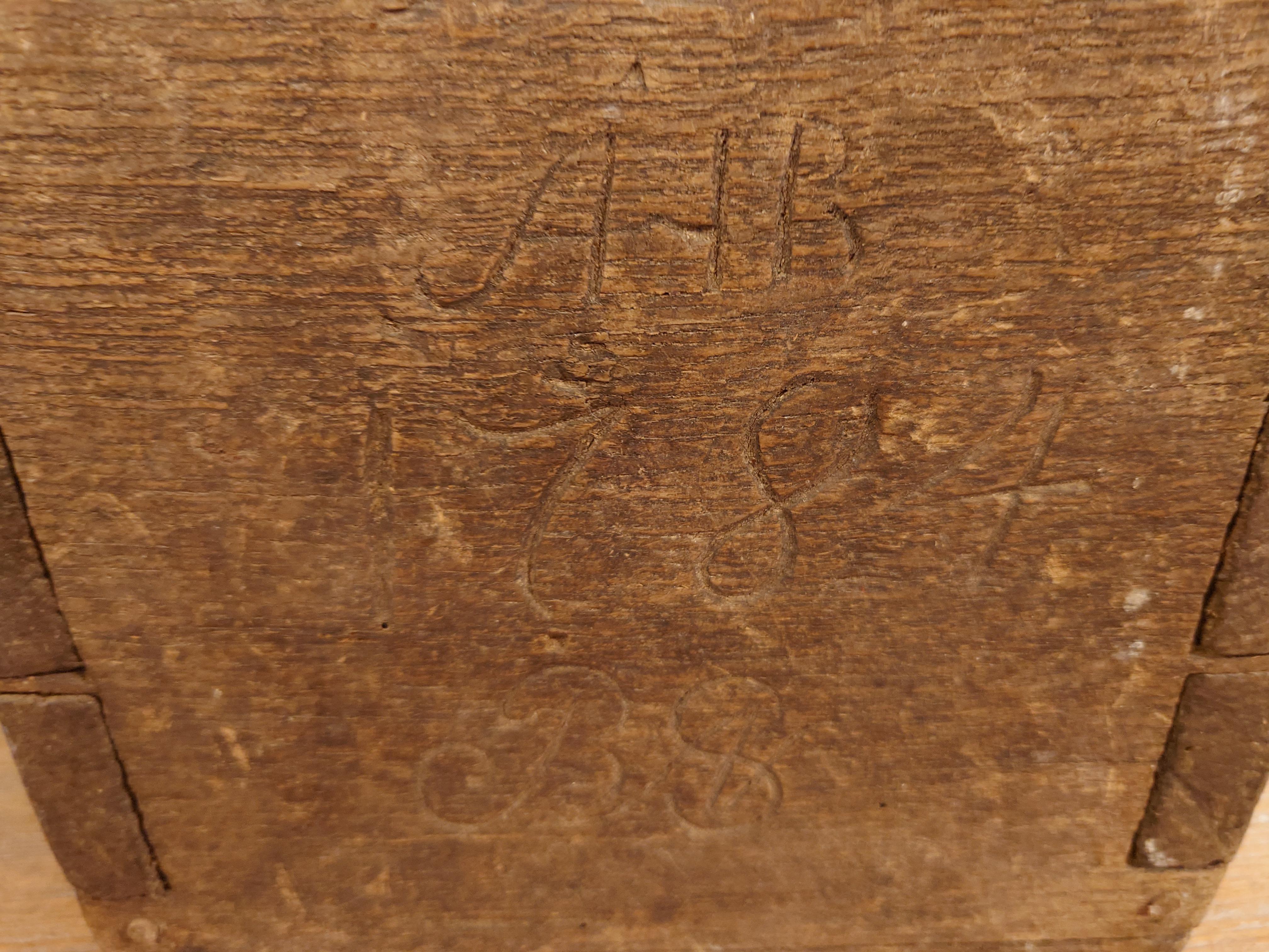 Antico primitivo in legno del 18° secolo  scatola di misure datata 1784 in vendita 3