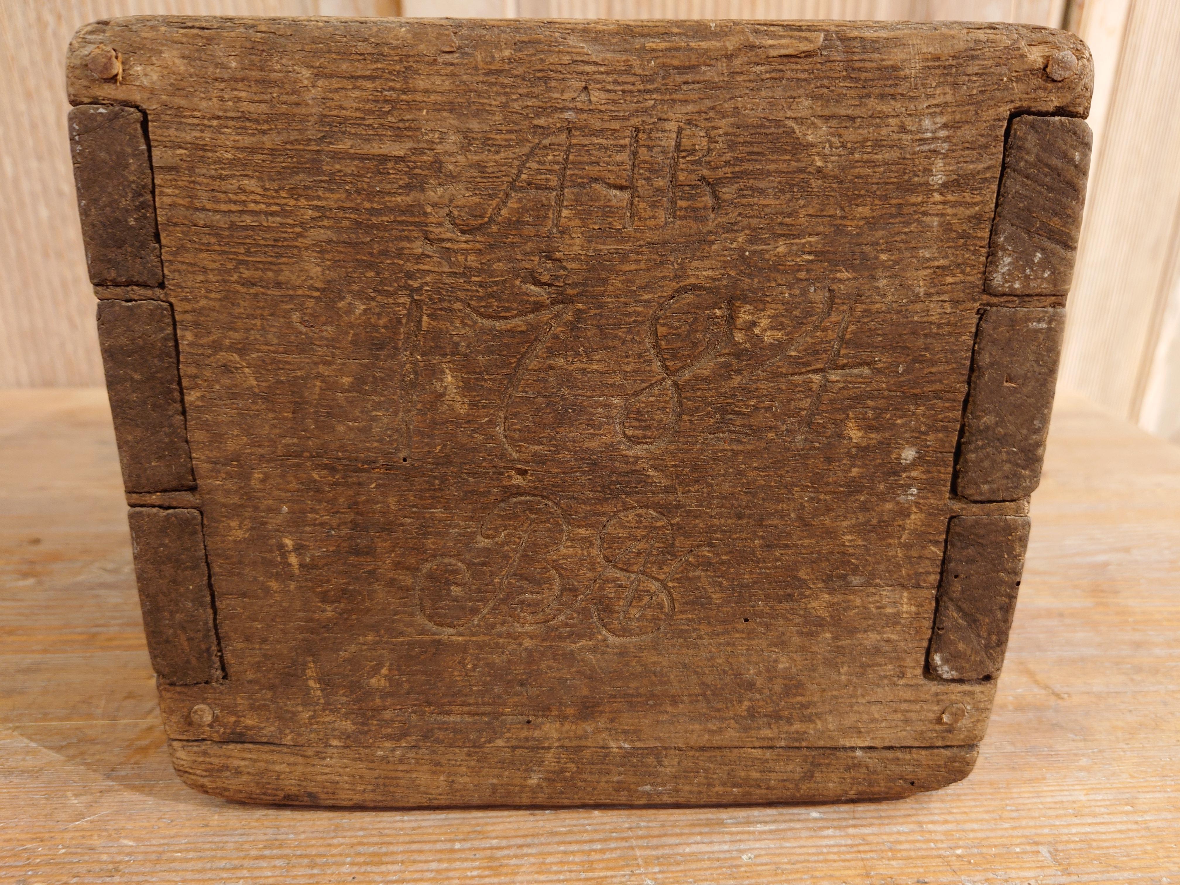 Antico primitivo in legno del 18° secolo  scatola di misure datata 1784 in vendita 4