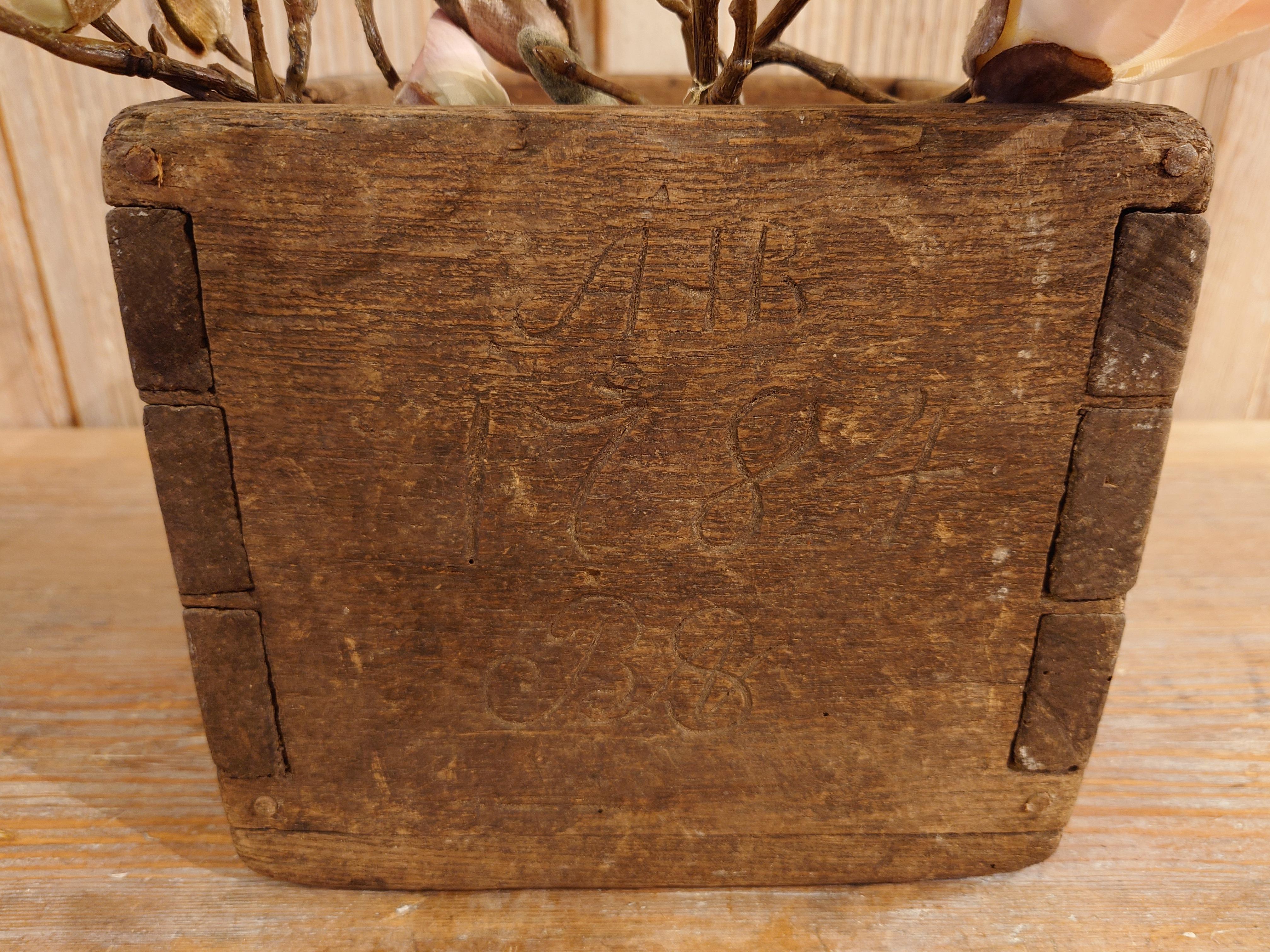 Scatola di misure svedese del XVIII secolo datata 1784 e contrassegnata dal proprietario con la sigla AHB BAS


Misure, misure spaziali, di Wood per prodotti secchi come il grano. Chiamato anche vaso bersaglio.
La dimensione è cubica con il lato