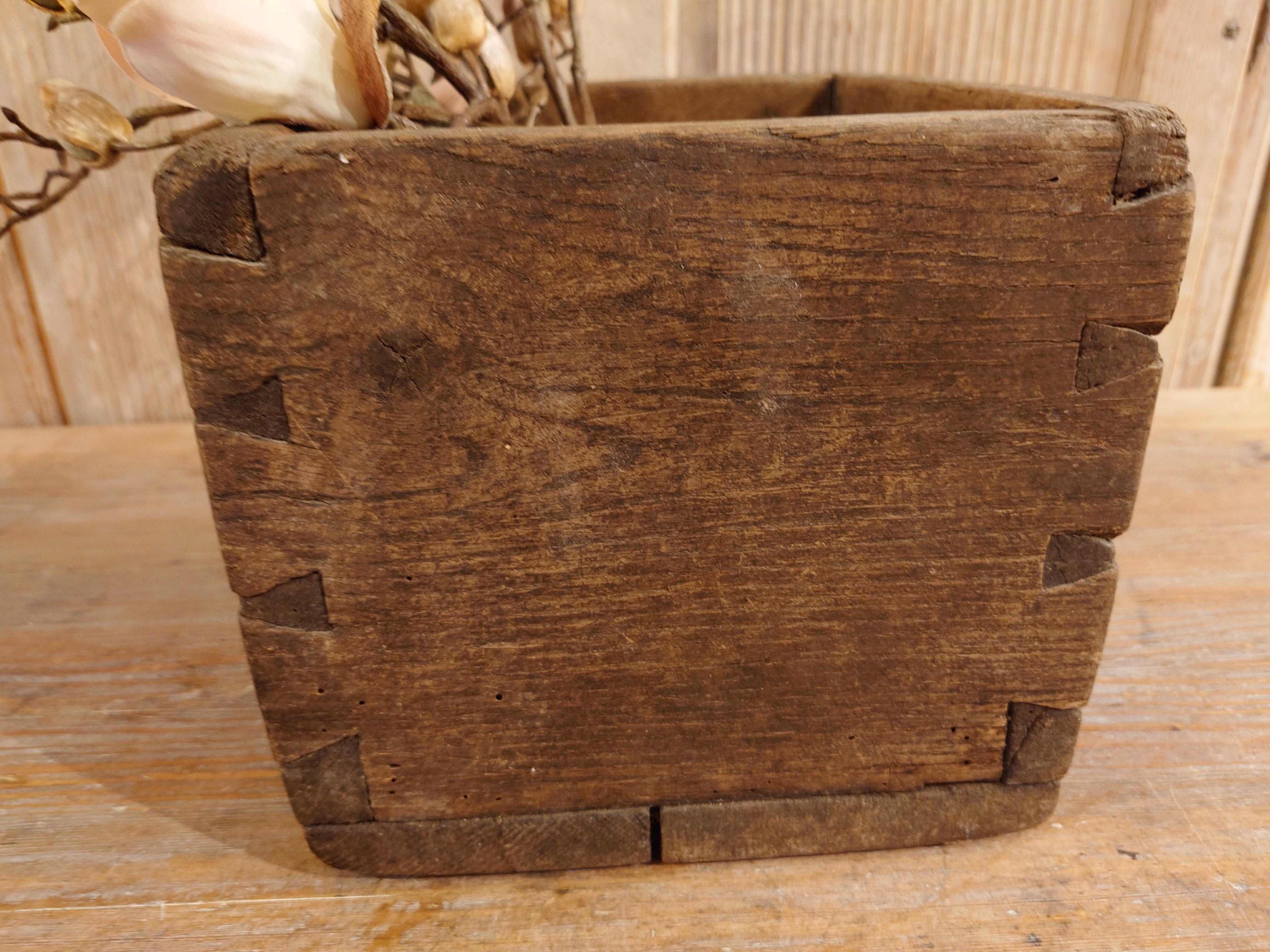 Arte popolare Antico primitivo in legno del 18° secolo  scatola di misure datata 1784 in vendita