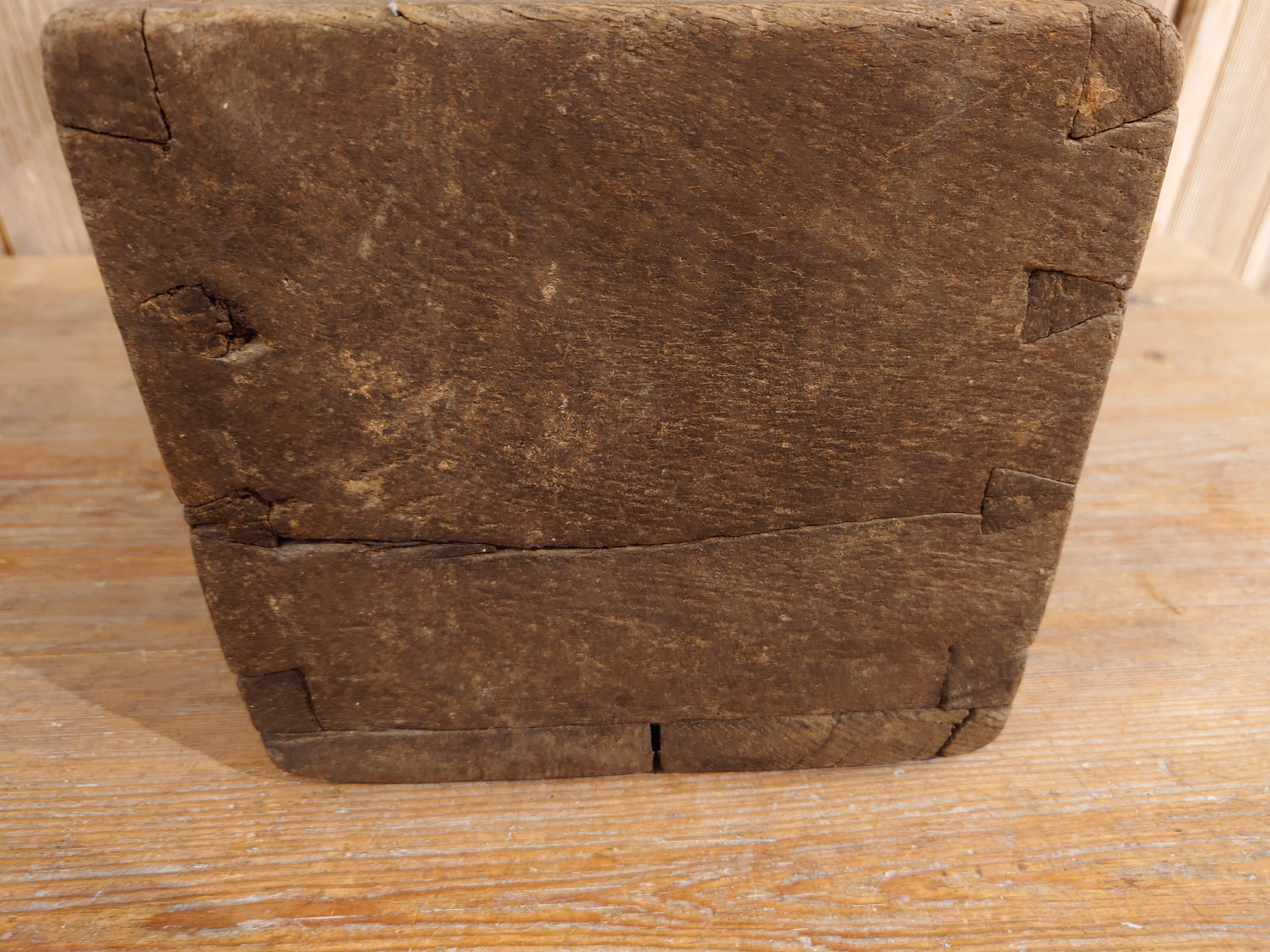 Intagliato a mano Antico primitivo in legno del 18° secolo  scatola di misure datata 1784 in vendita
