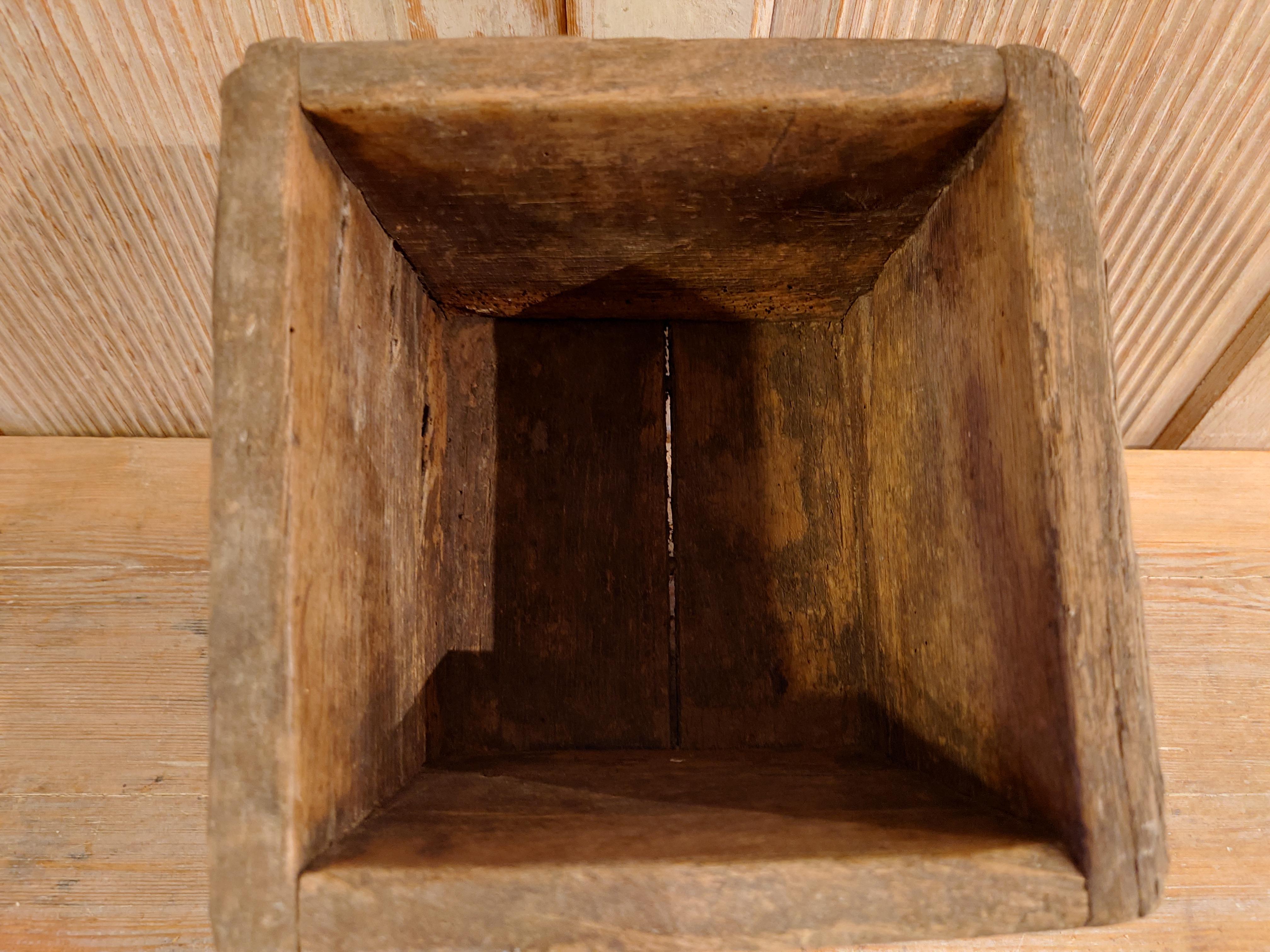 Antico primitivo in legno del 18° secolo  scatola di misure datata 1784 In condizioni buone in vendita a Boden, SE