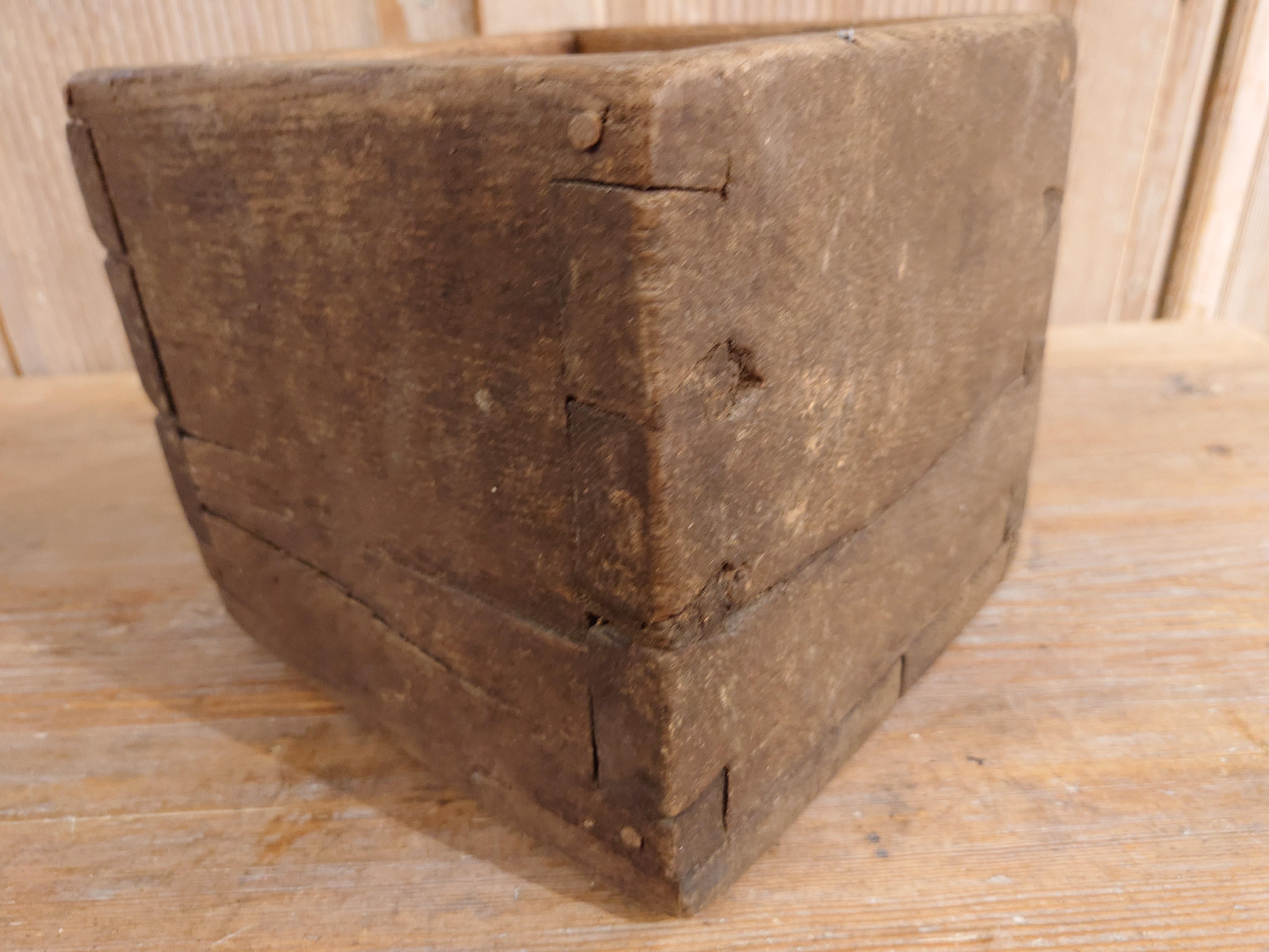Pino Antico primitivo in legno del 18° secolo  scatola di misure datata 1784 in vendita