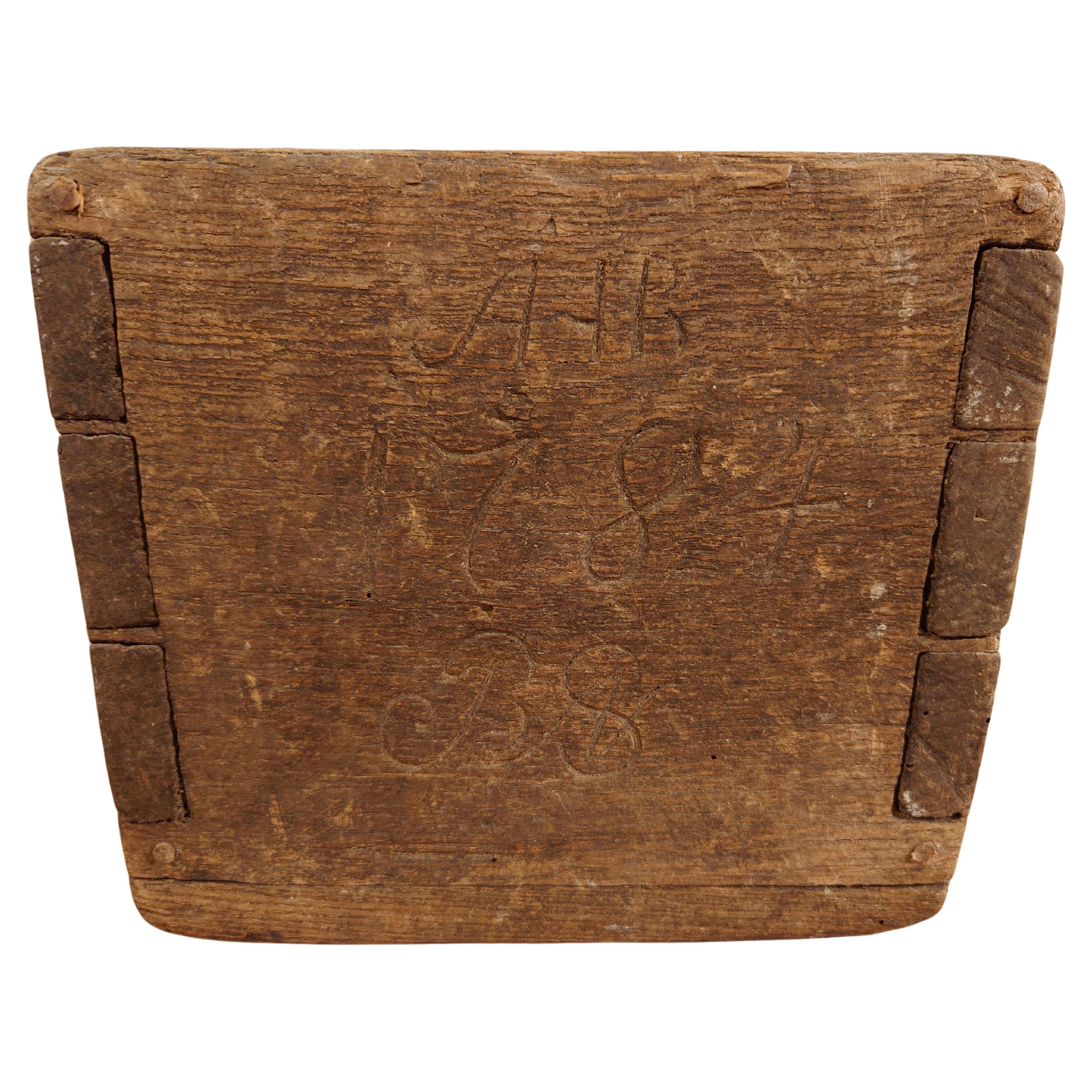 Antiquités en bois primitives du 18e siècle  Boîte datée de 1784