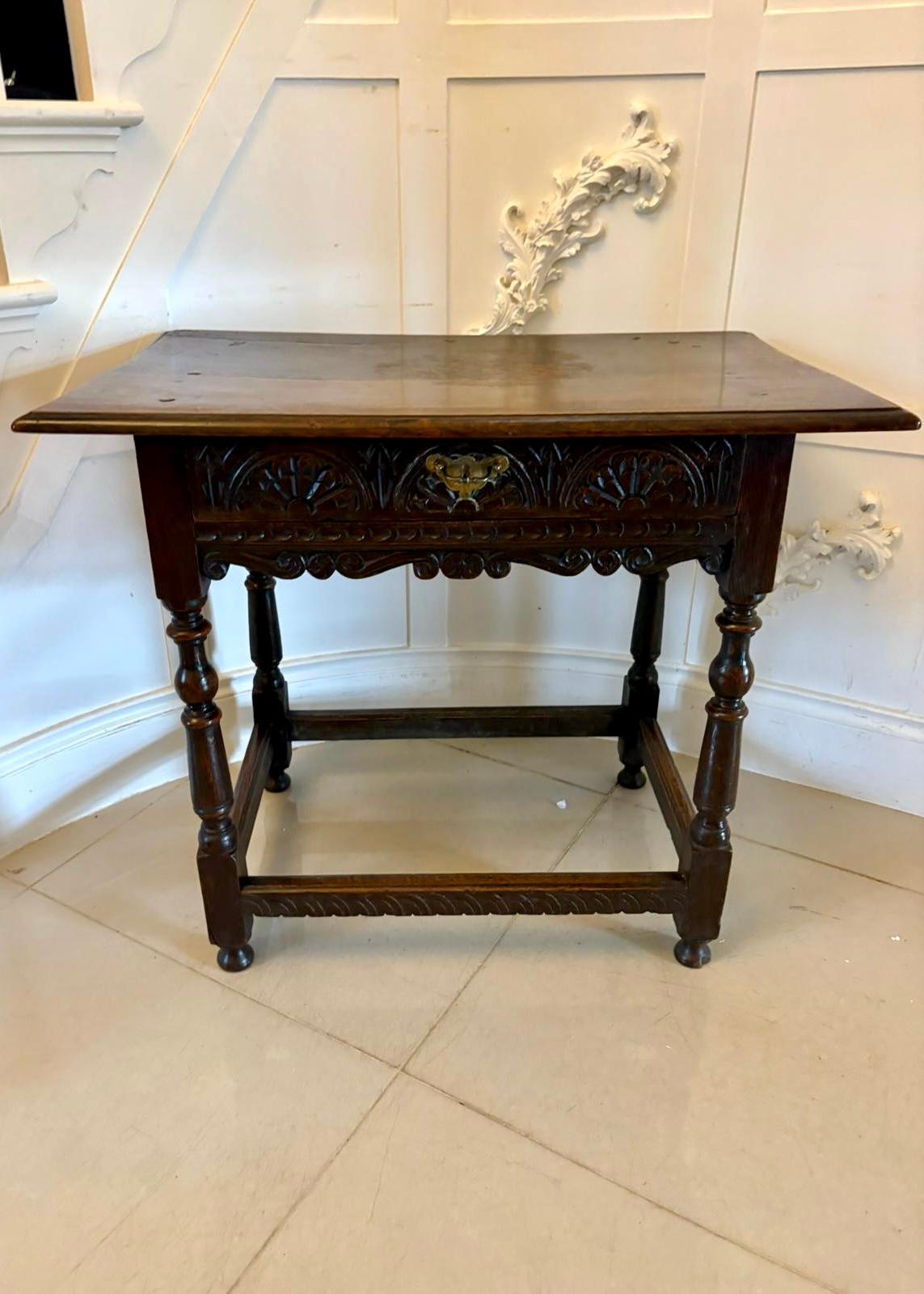 Table d'appoint en chêne sculpté de qualité ancienne du XVIIIe siècle en vente 3