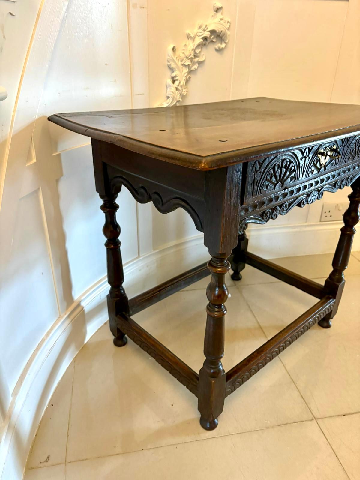 Table d'appoint en chêne sculpté de qualité ancienne du XVIIIe siècle en vente 5