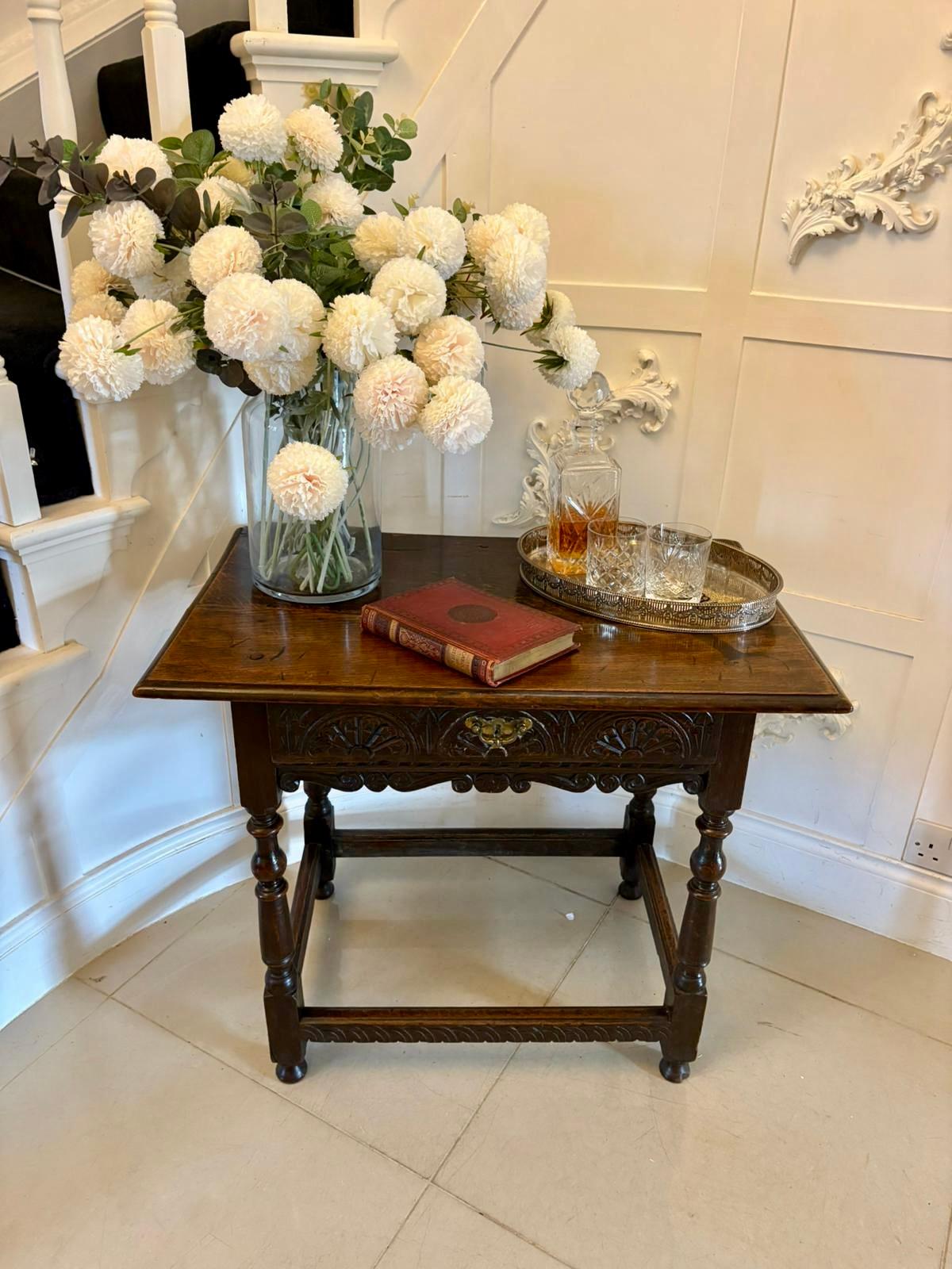 Table d'appoint en chêne sculpté de qualité ancienne du XVIIIe siècle en vente 6