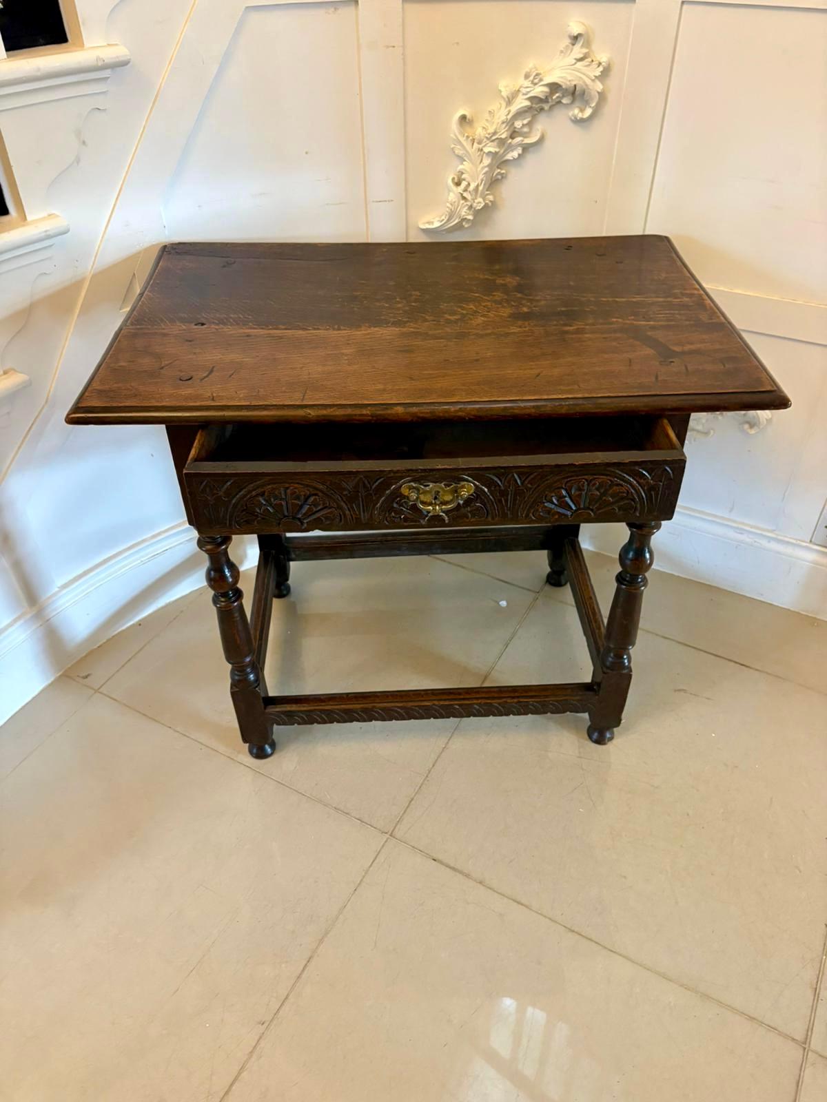 Table d'appoint en chêne sculpté de qualité ancienne du XVIIIe siècle en vente 7