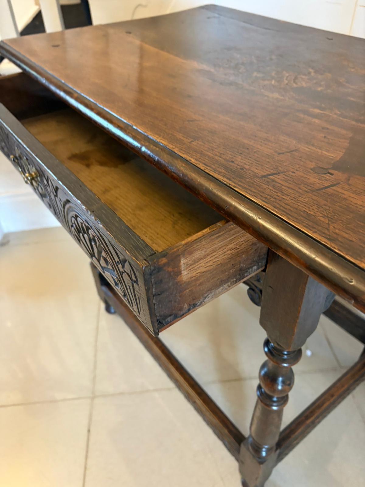 Table d'appoint en chêne sculpté de qualité ancienne du XVIIIe siècle en vente 8