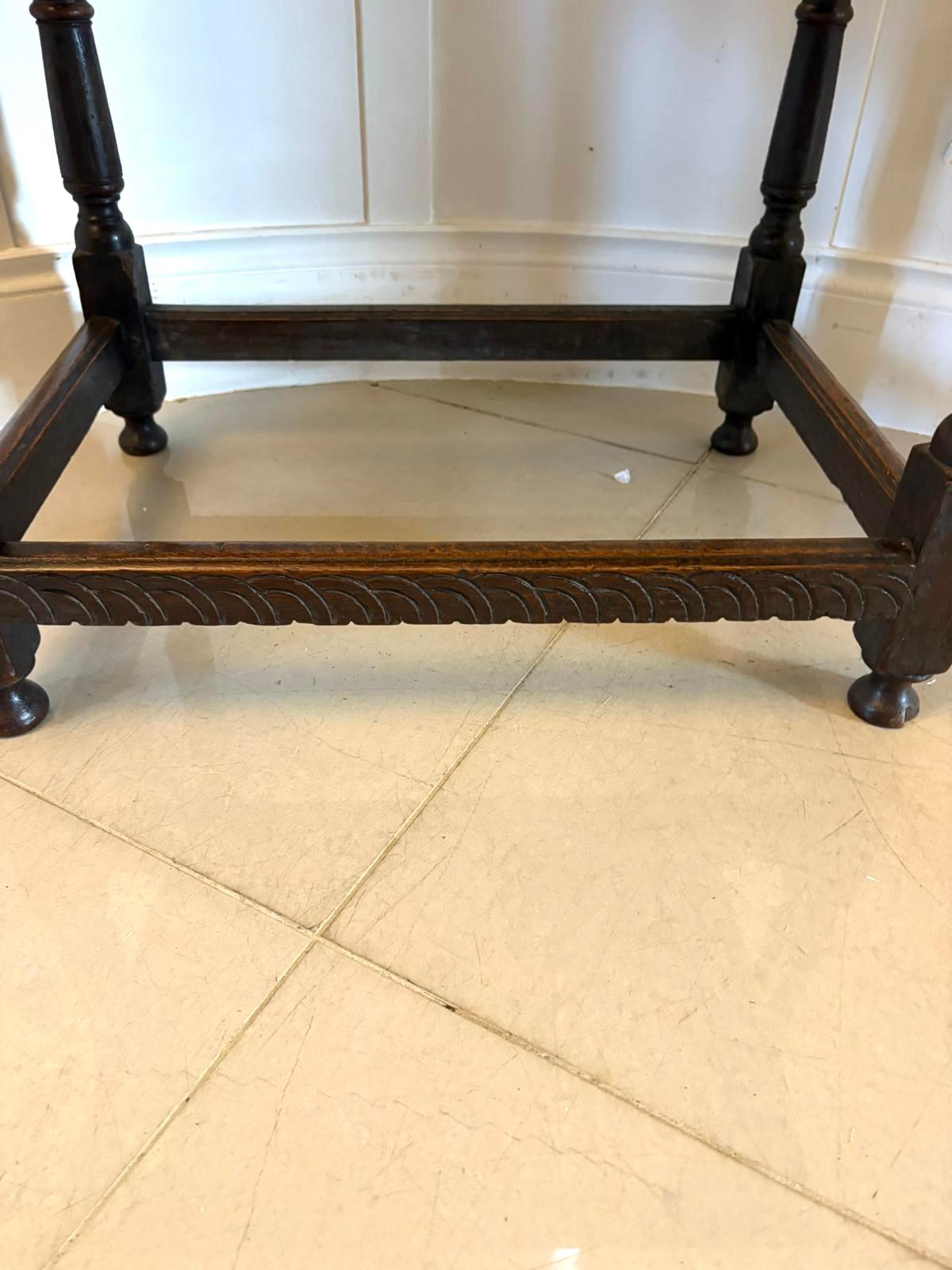 Table d'appoint en chêne sculpté de qualité ancienne du 18e siècle, avec un plateau en chêne de qualité à bord mouluré au-dessus d'un seul tiroir en chêne sculpté avec poignée en laiton d'origine, soutenu par des colonnes effilées tournées reposant