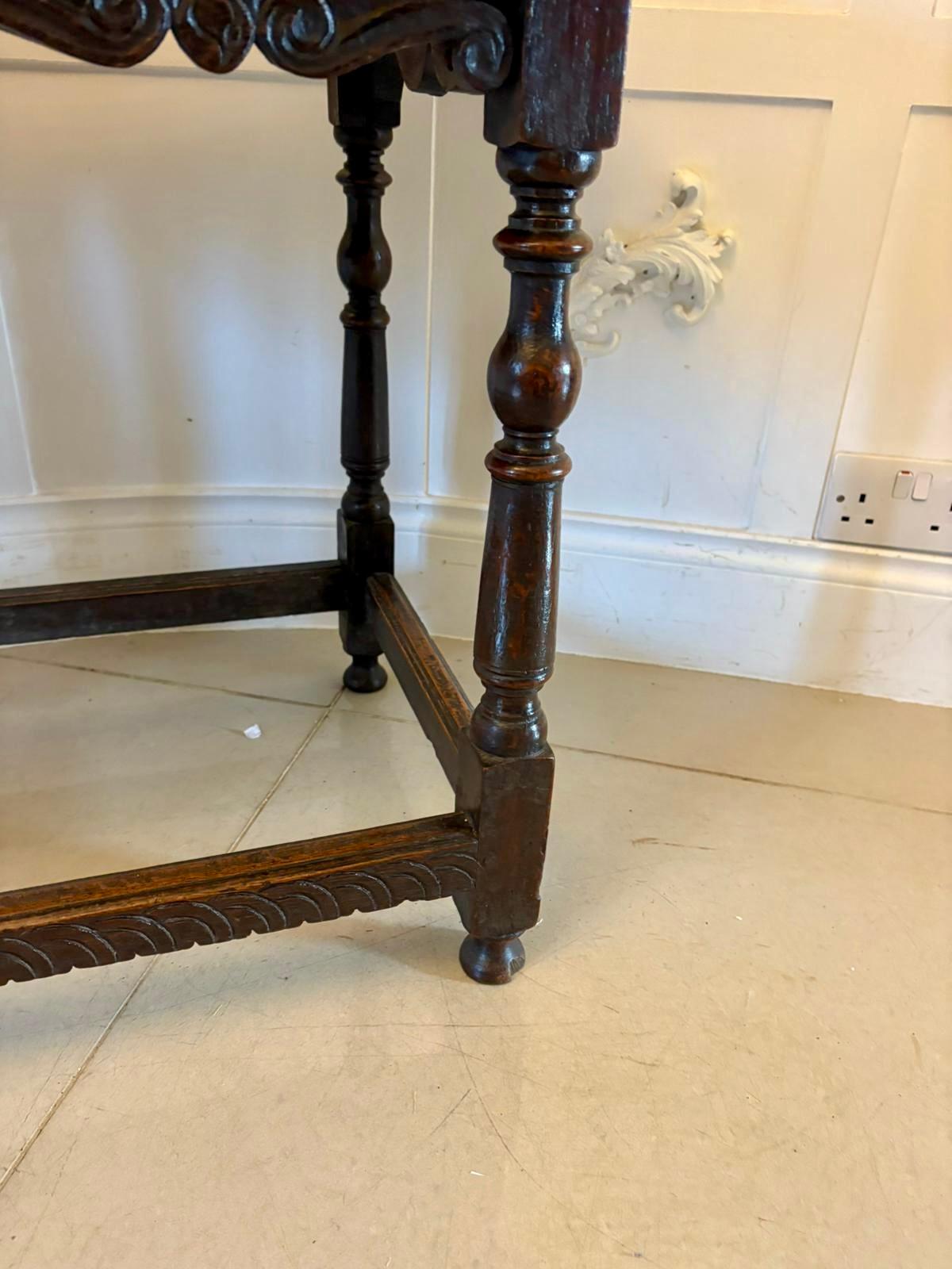 Anglais Table d'appoint en chêne sculpté de qualité ancienne du XVIIIe siècle en vente