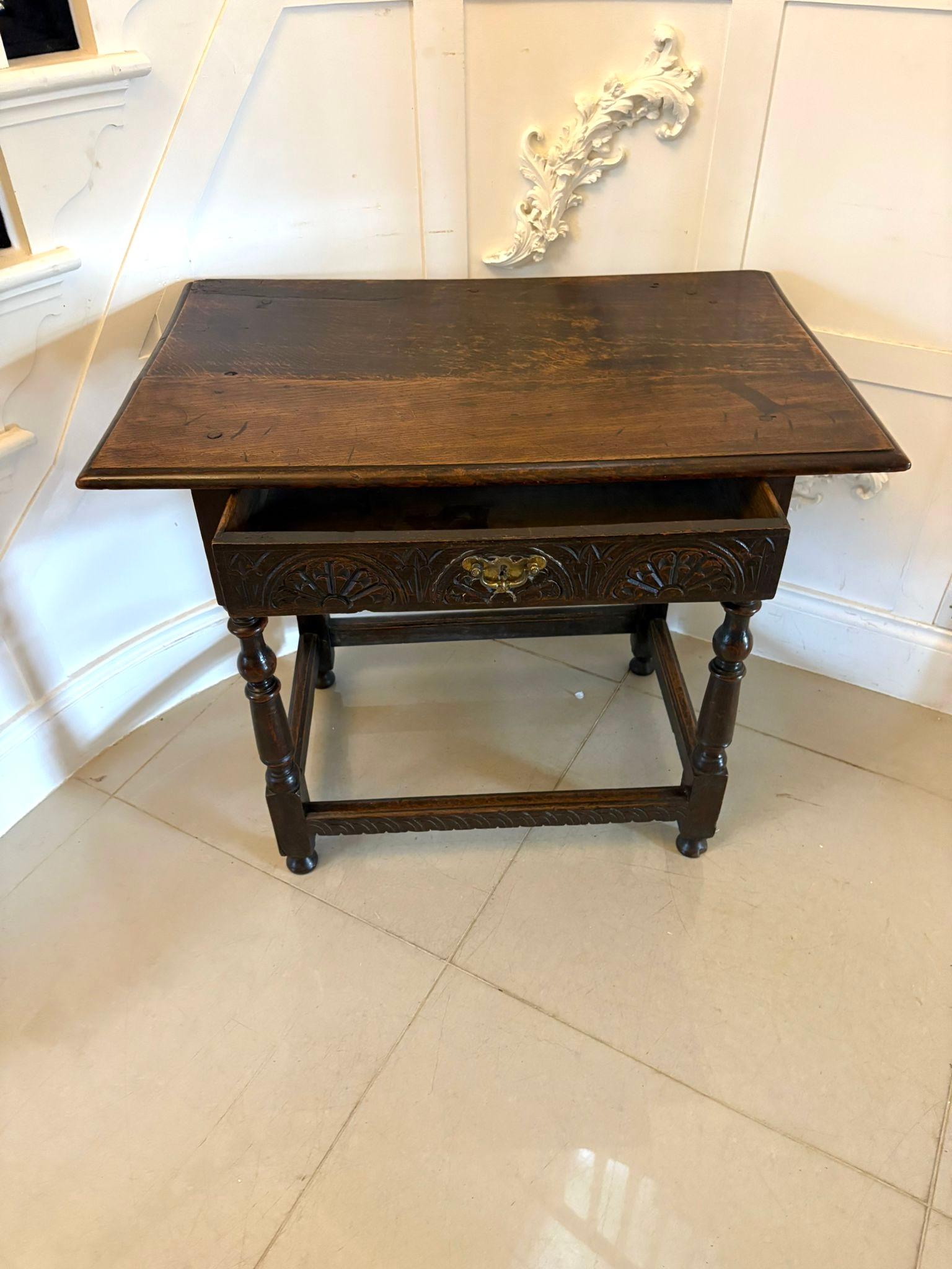 Table d'appoint en chêne sculpté de qualité ancienne du XVIIIe siècle Bon état - En vente à Suffolk, GB