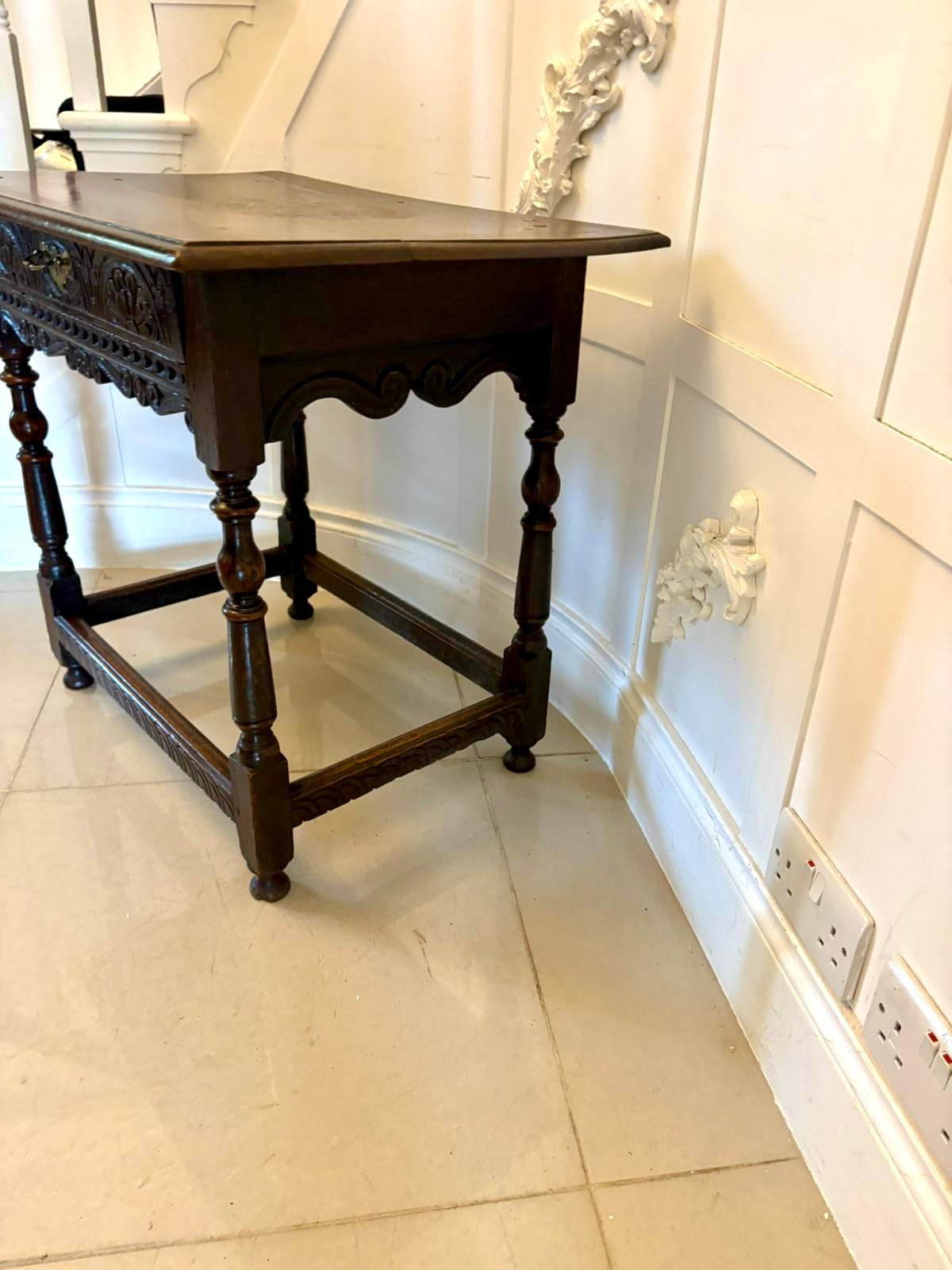 XVIIIe siècle et antérieur Table d'appoint en chêne sculpté de qualité ancienne du XVIIIe siècle en vente