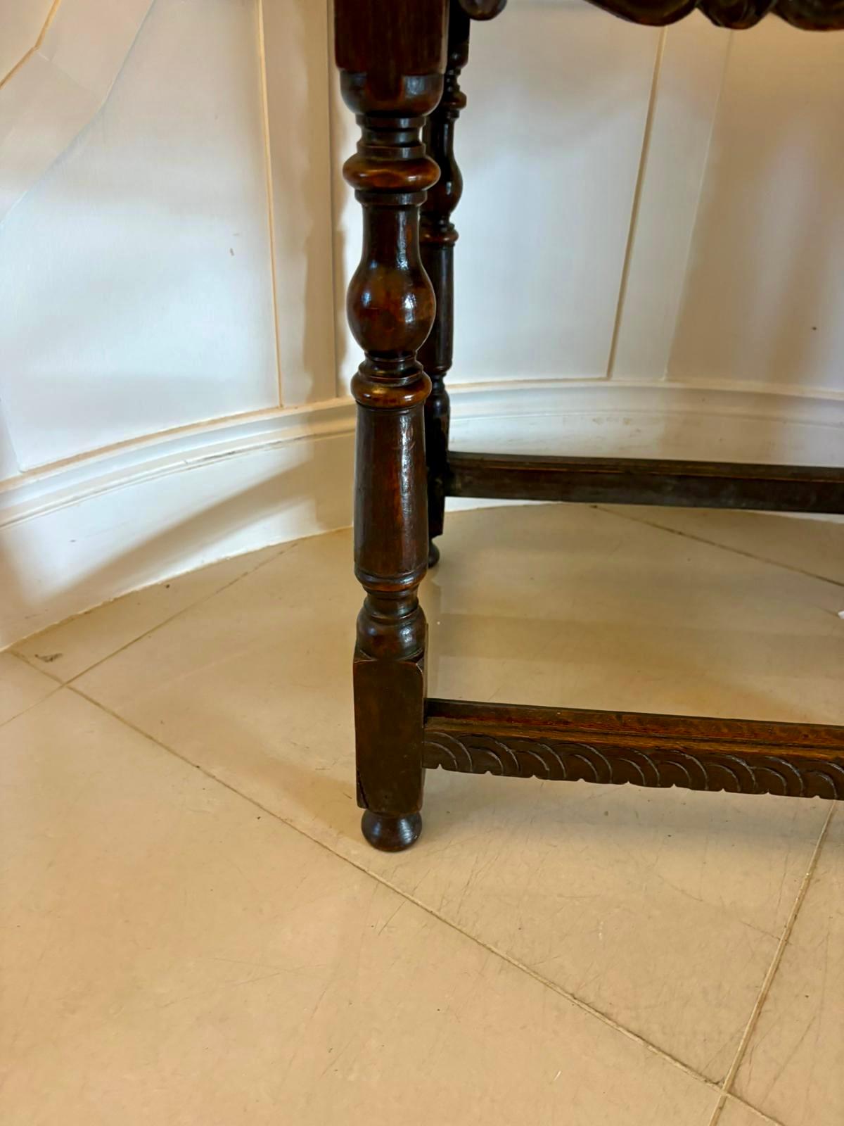 Chêne Table d'appoint en chêne sculpté de qualité ancienne du XVIIIe siècle en vente