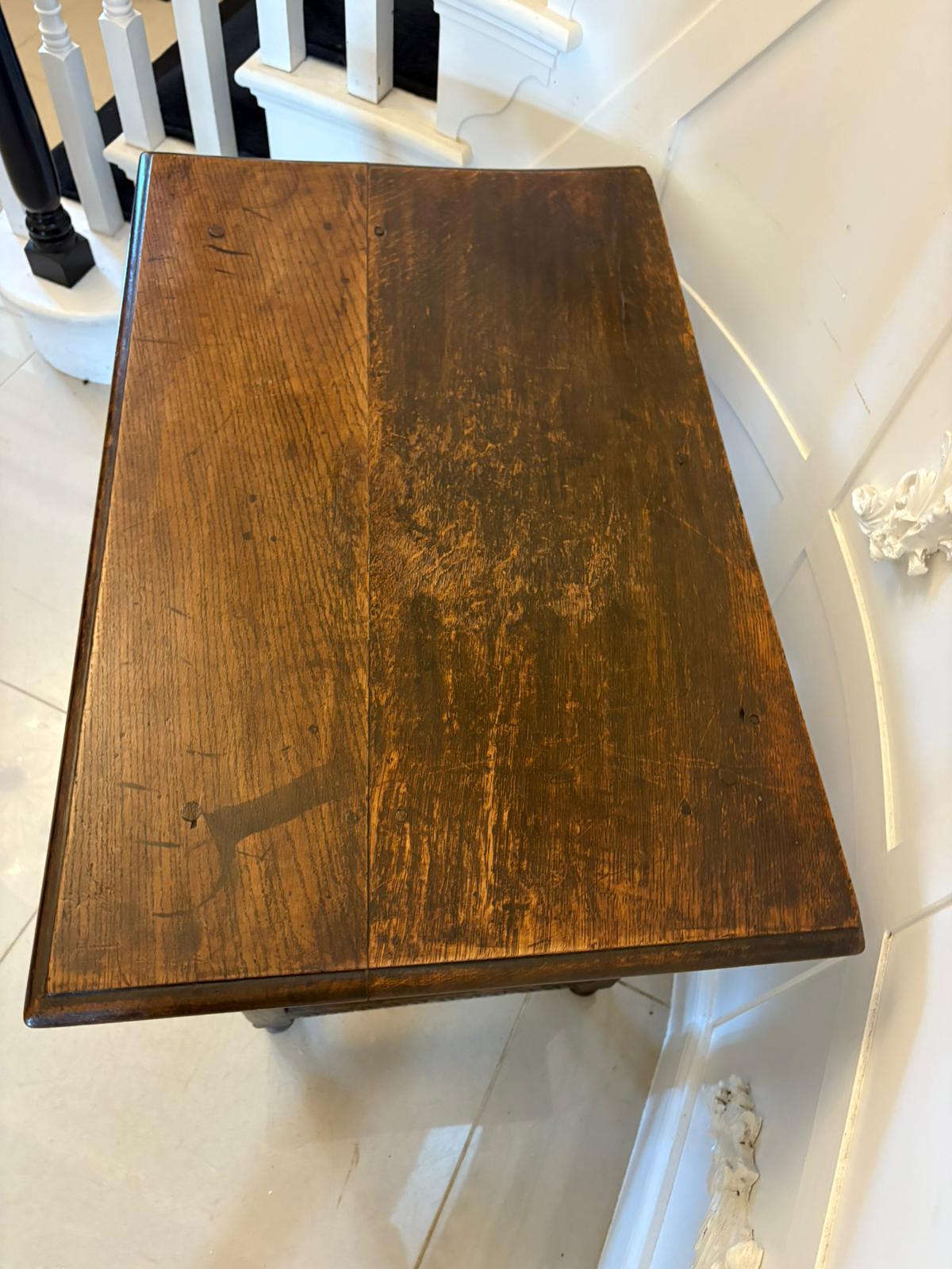 Table d'appoint en chêne sculpté de qualité ancienne du XVIIIe siècle en vente 1
