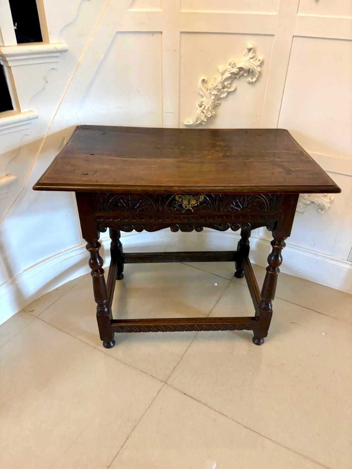 Table d'appoint en chêne sculpté de qualité ancienne du XVIIIe siècle en vente 2