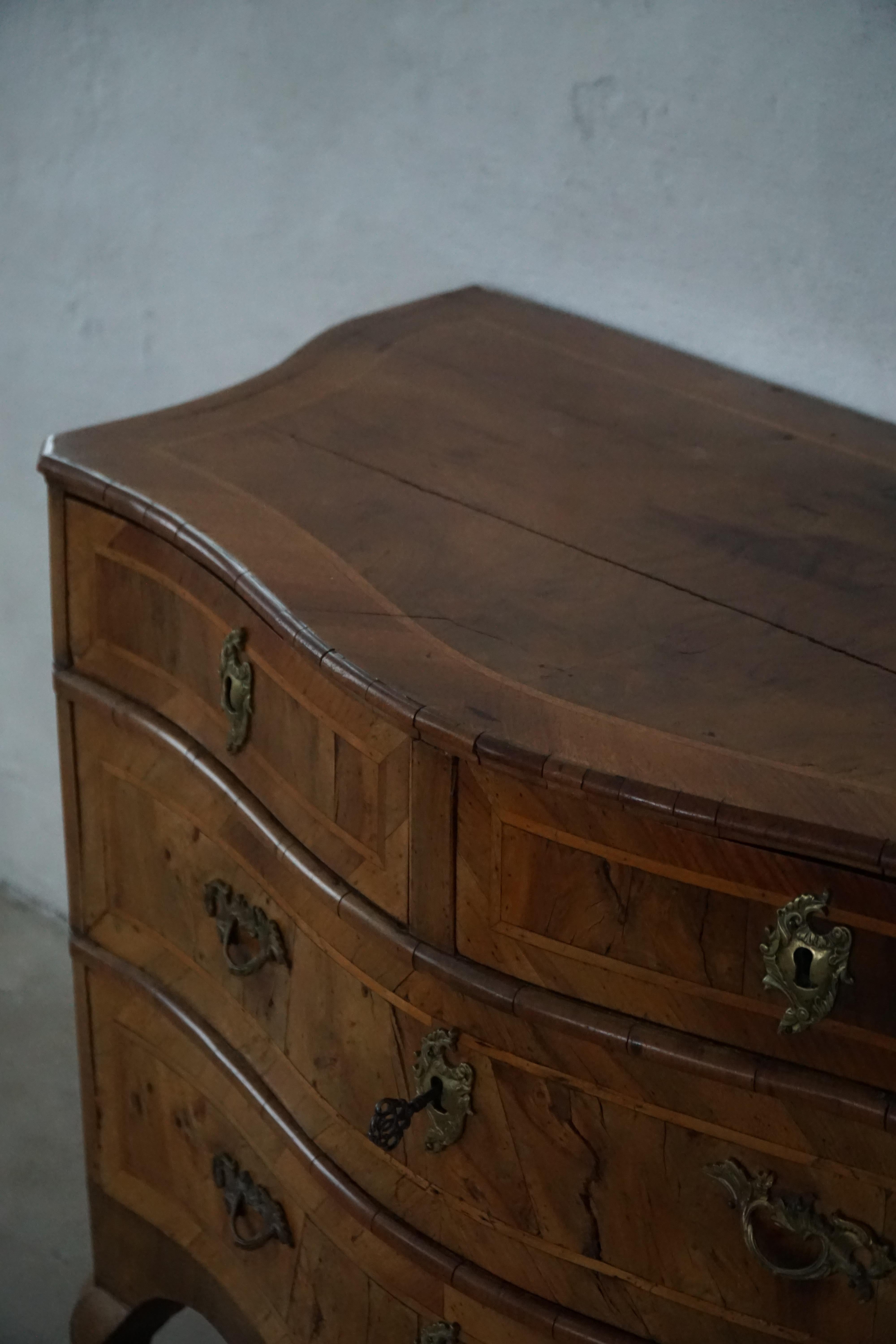 Antico cassettone barocco danese in noce con fronte a serpentina del XVIII secolo in vendita 4