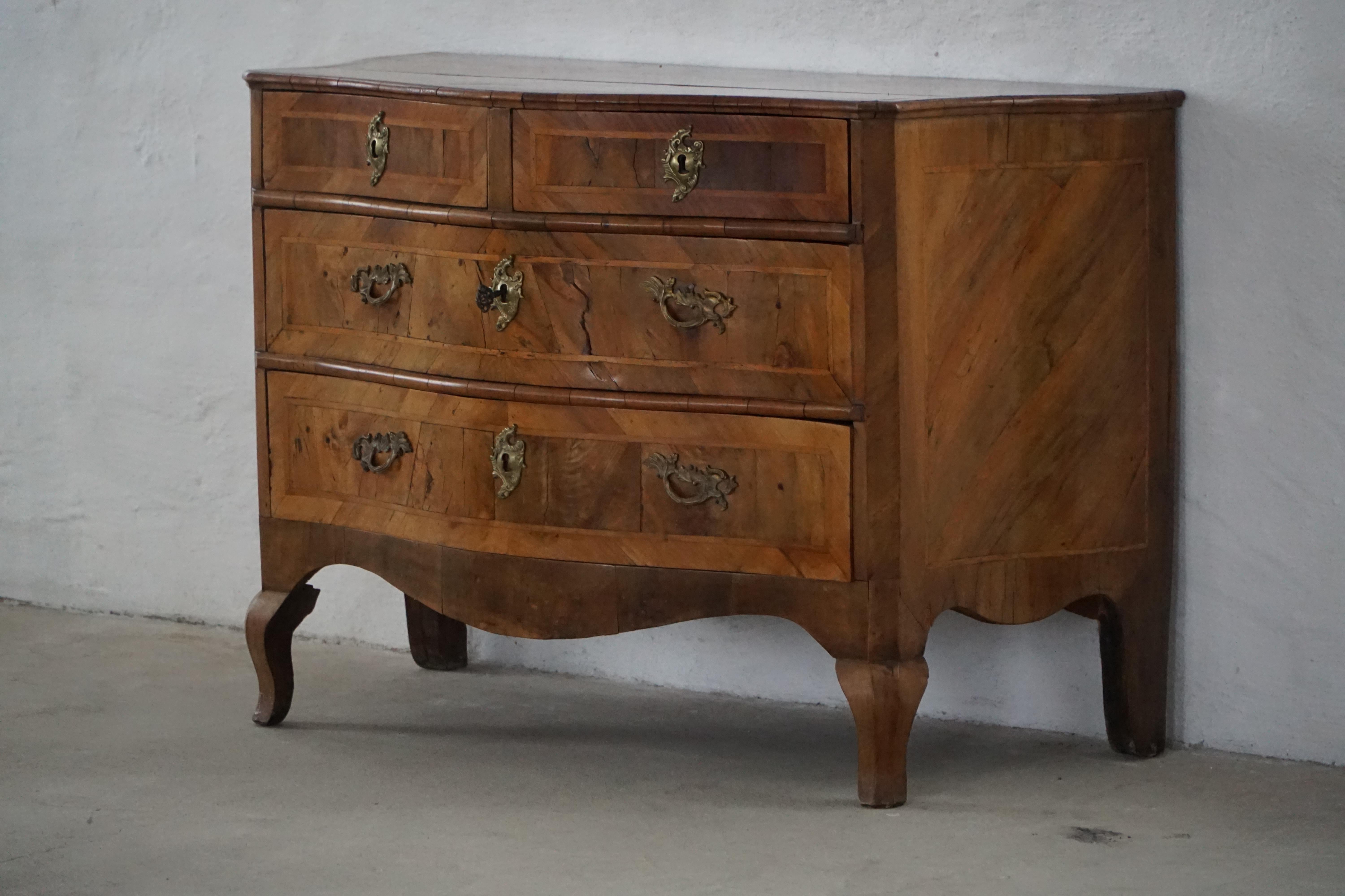 Antico cassettone barocco danese in noce con fronte a serpentina del XVIII secolo in vendita 5