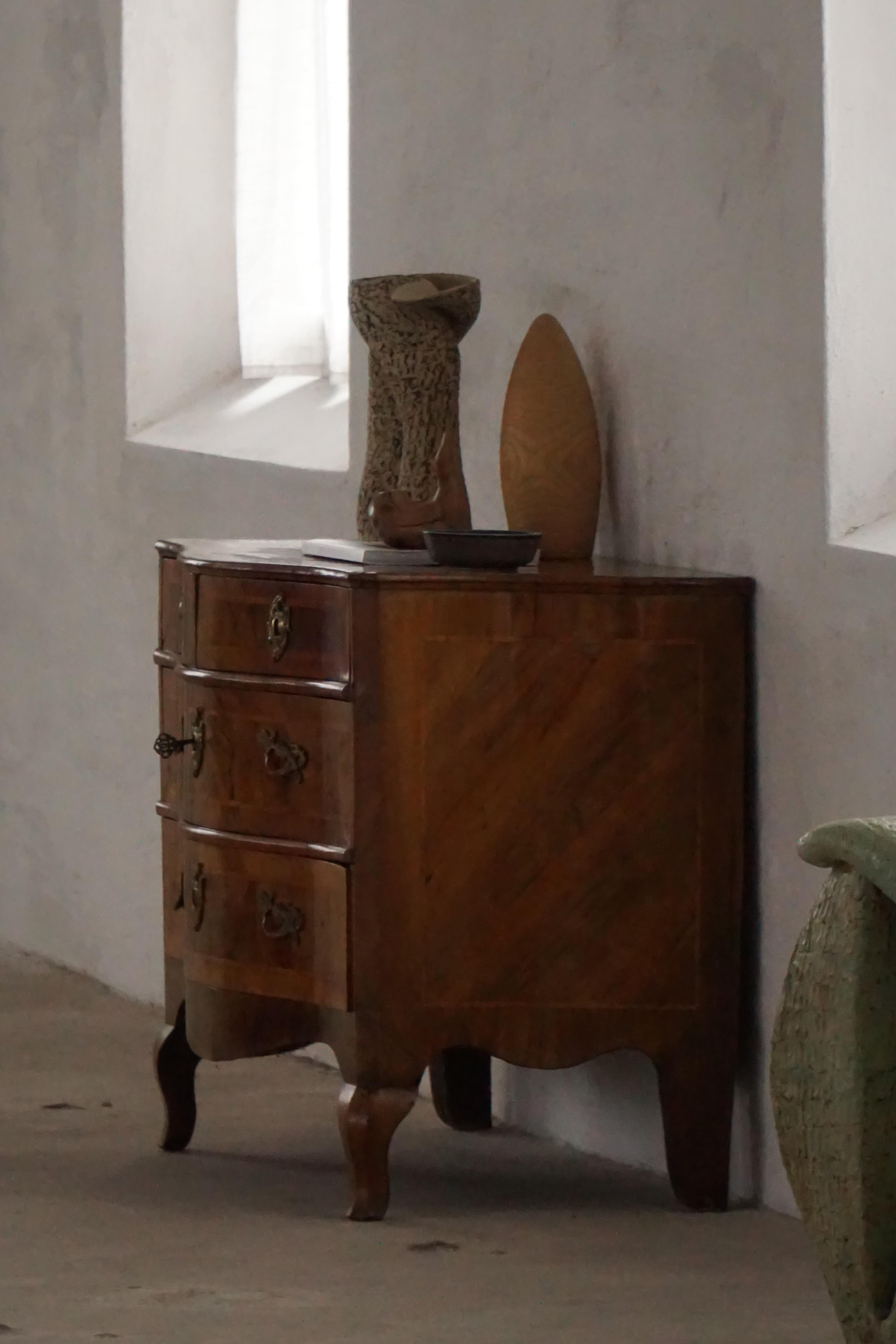 Antico cassettone barocco danese in noce con fronte a serpentina del XVIII secolo in vendita 6