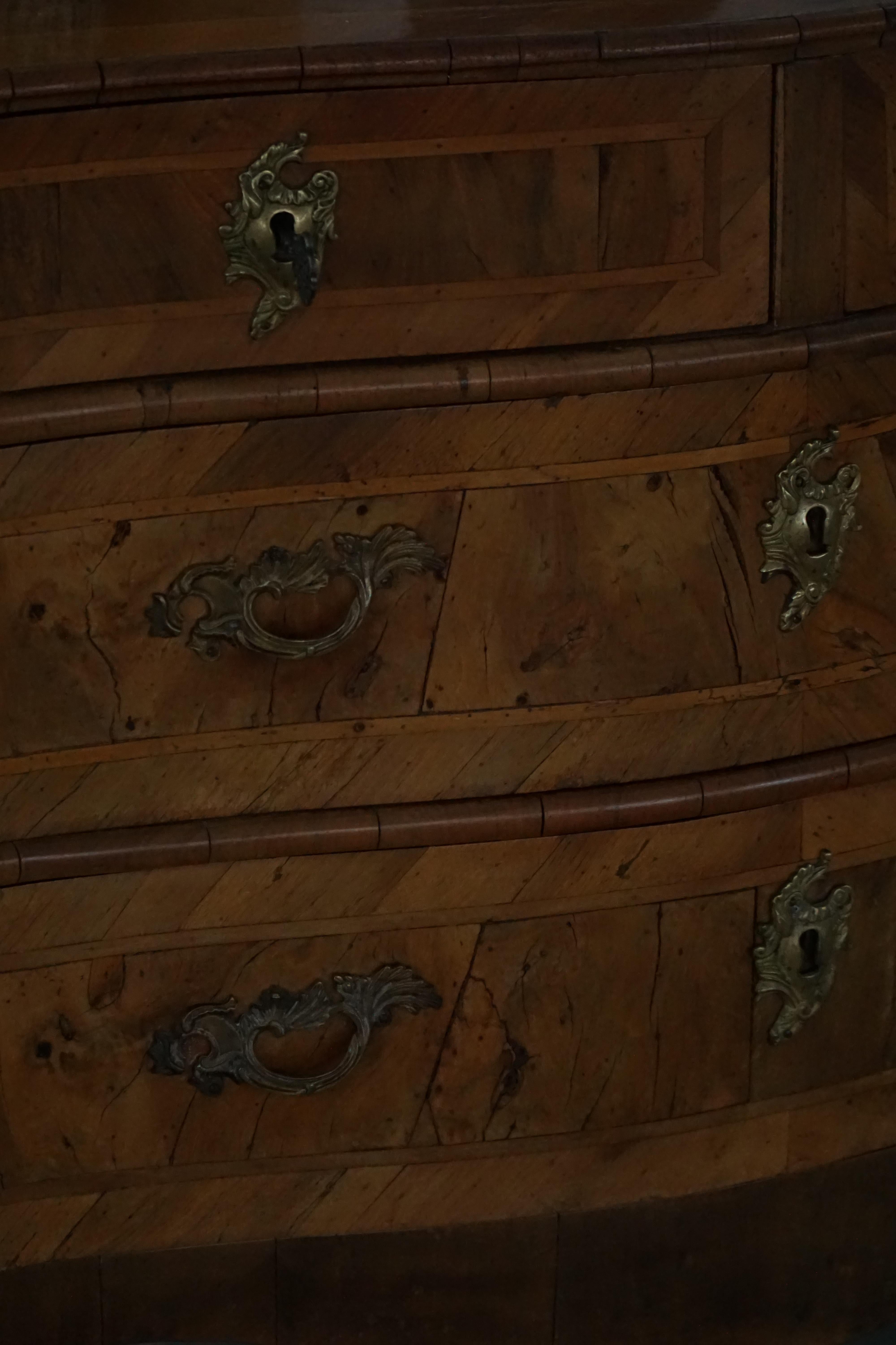 Antico cassettone barocco danese in noce con fronte a serpentina del XVIII secolo in vendita 7