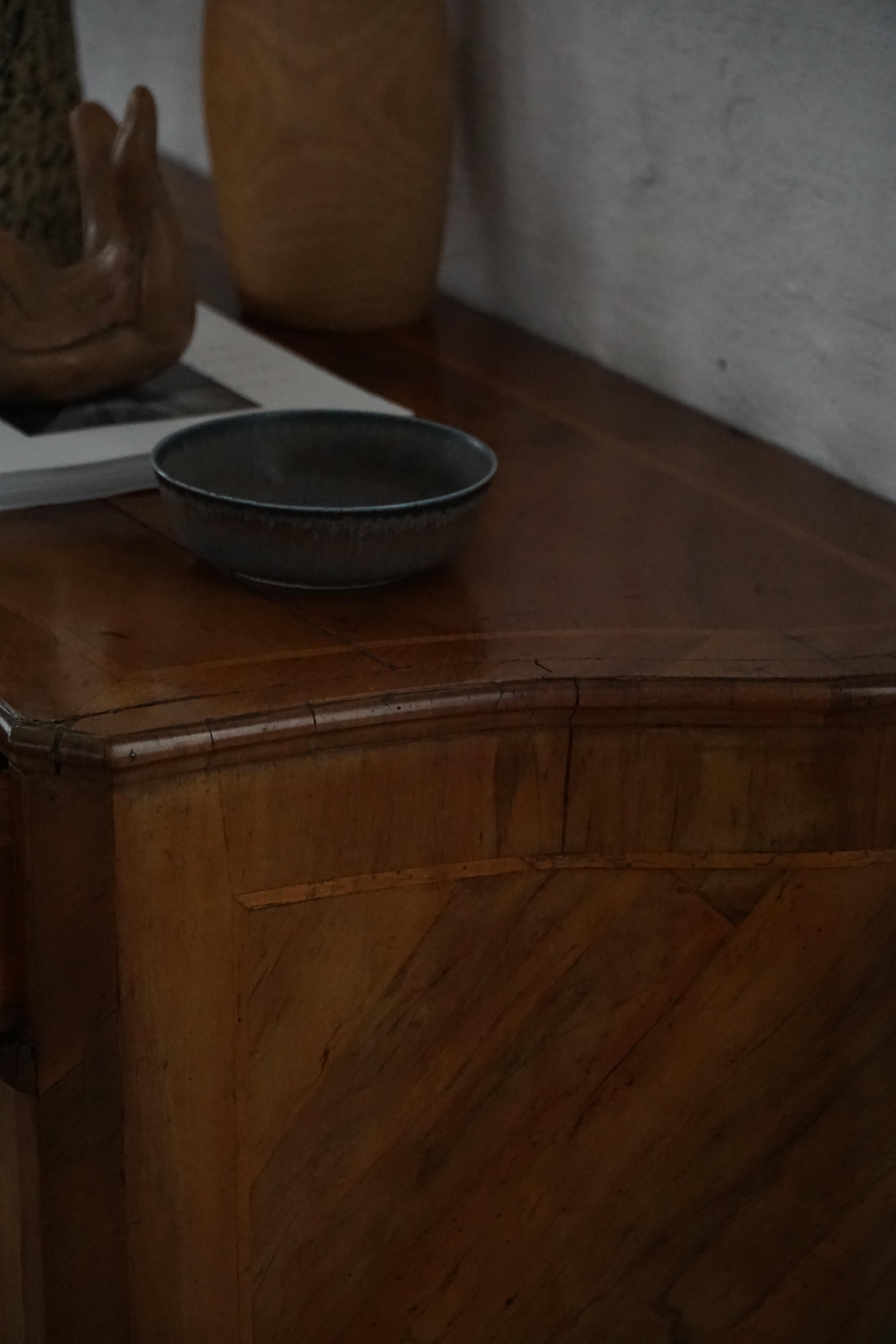 Antico cassettone barocco danese in noce con fronte a serpentina del XVIII secolo in vendita 8