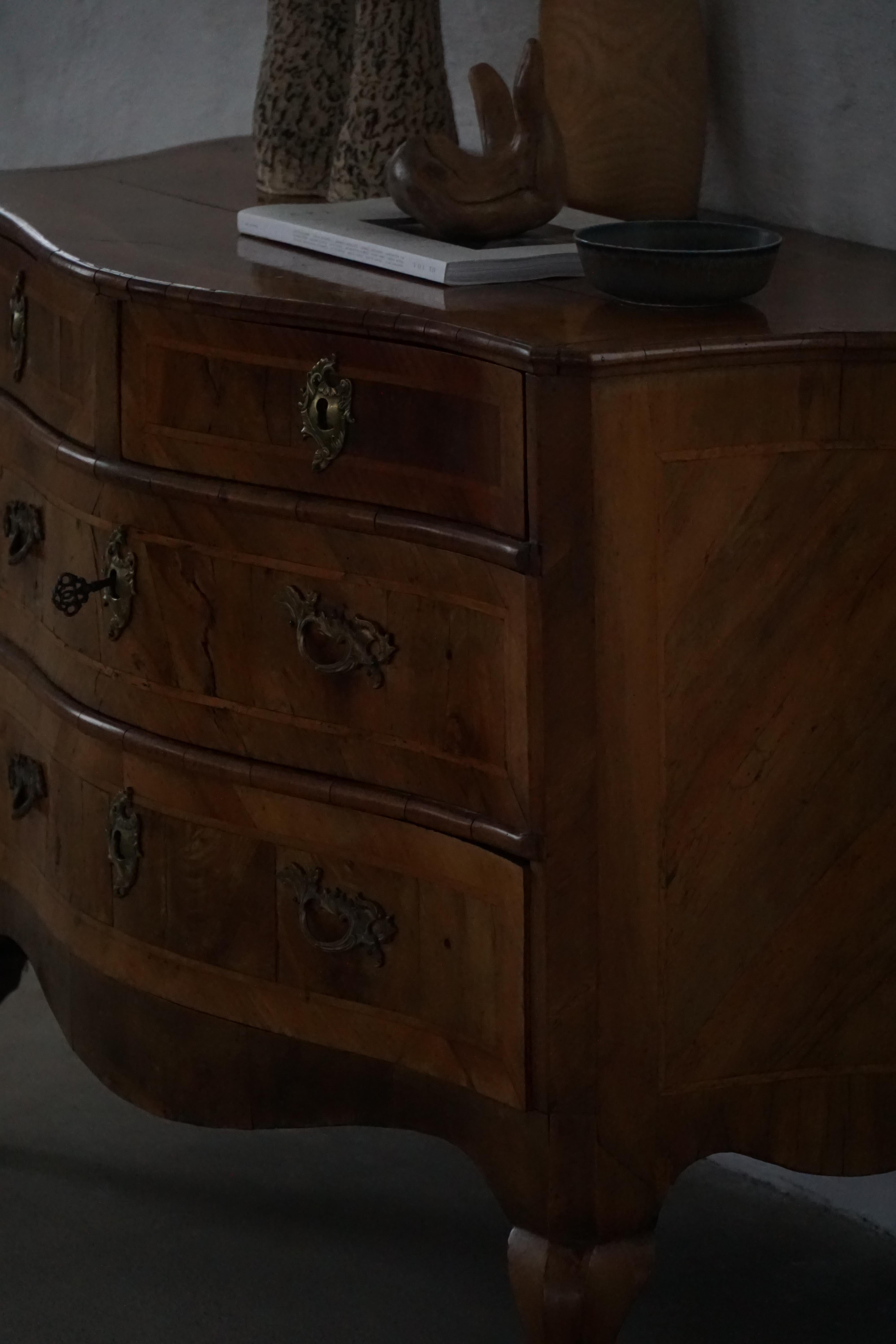 Antico cassettone barocco danese in noce con fronte a serpentina del XVIII secolo in vendita 9