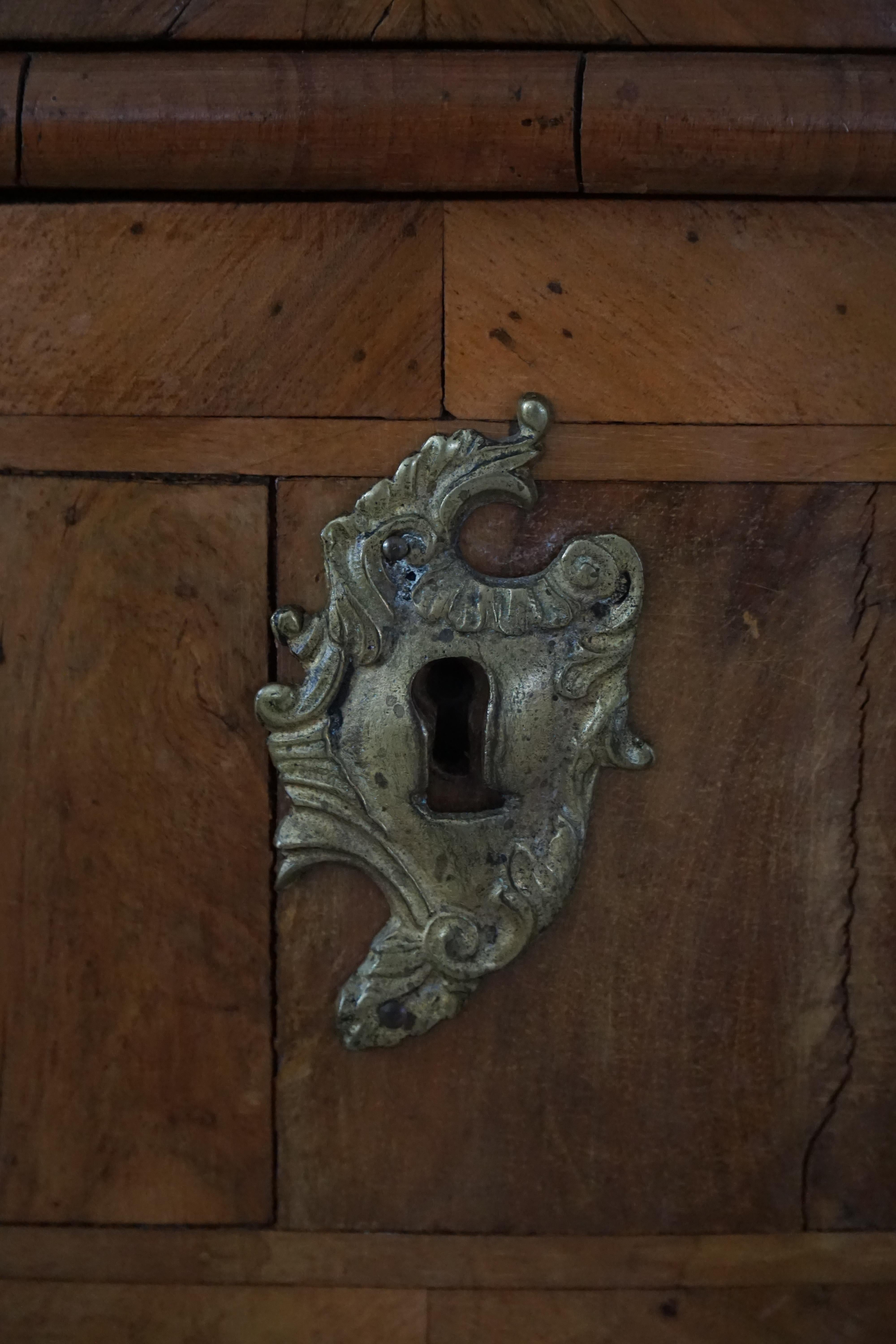 Antico cassettone barocco danese in noce con fronte a serpentina del XVIII secolo in vendita 10