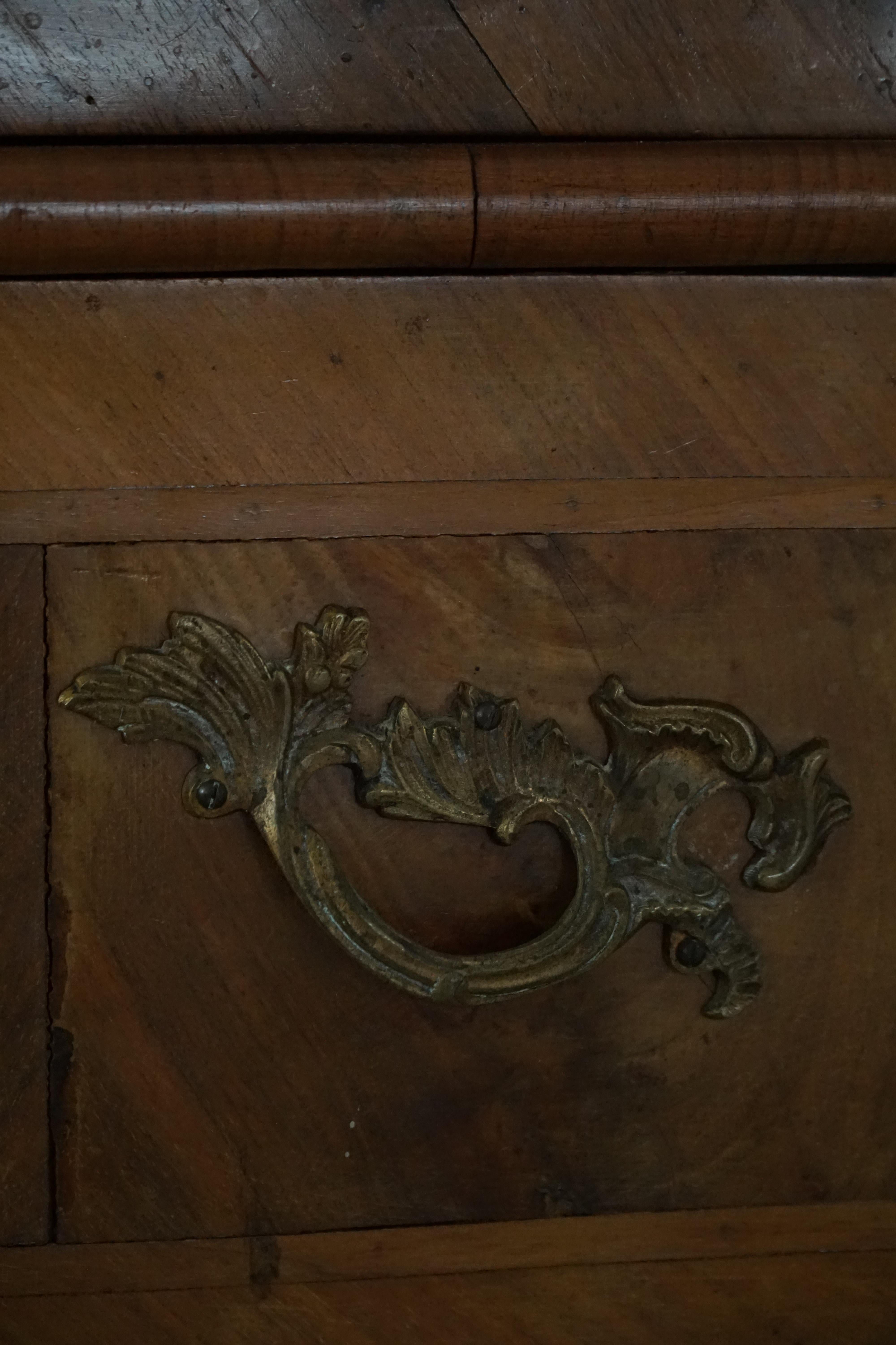 Antico cassettone barocco danese in noce con fronte a serpentina del XVIII secolo in vendita 11