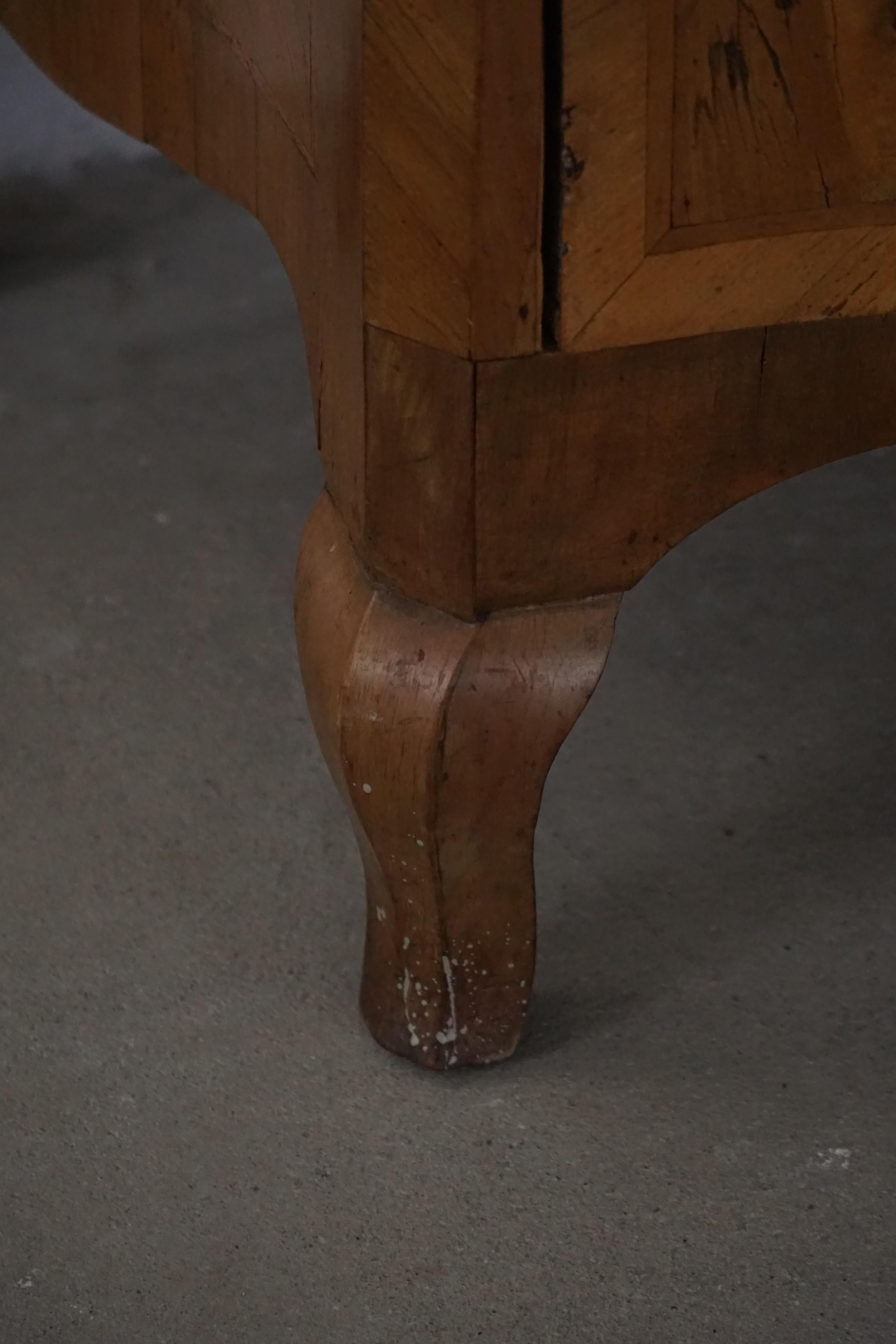 Antico cassettone barocco danese in noce con fronte a serpentina del XVIII secolo in vendita 13